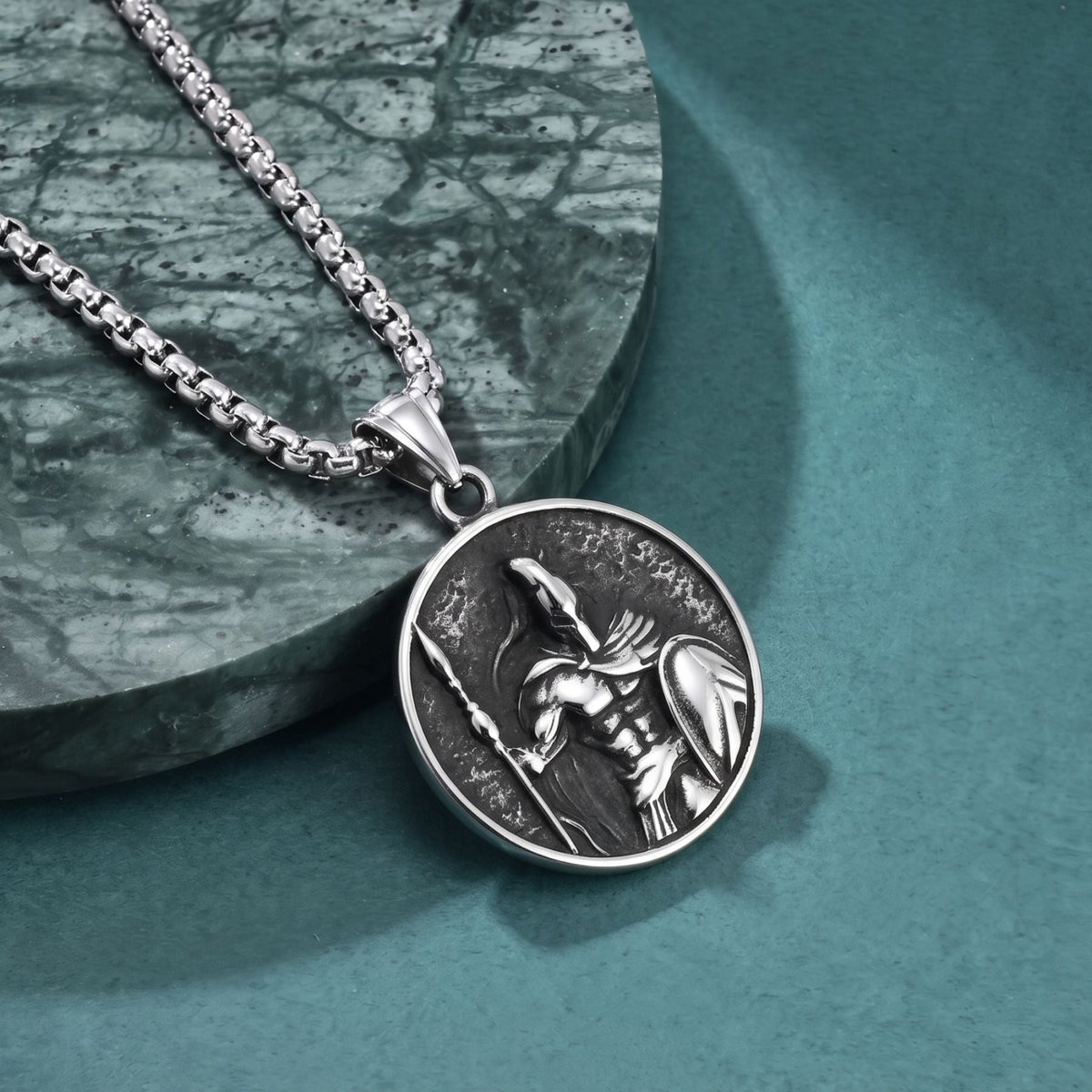 Collier guerrier spartiate pour homme, en acier titane, médaillon circulaire avec lance et bouclier en relief