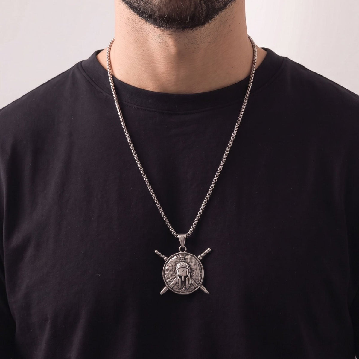 Collier guerrier spartiate pour homme, en acier titane, pendentif casque spartiate avec bouclier et épées croisées