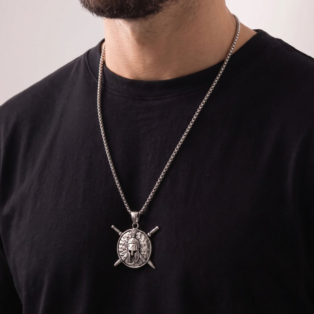 Collier guerrier spartiate pour homme, en acier titane, pendentif casque spartiate avec bouclier et épées croisées
