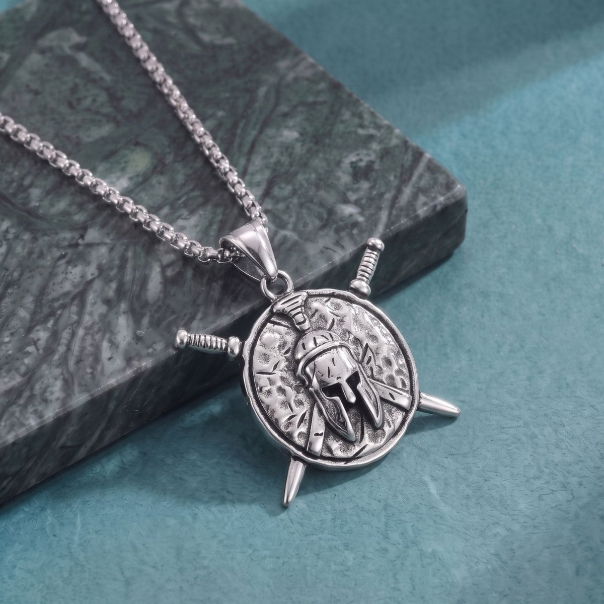 Collier guerrier spartiate pour homme, en acier titane, pendentif casque spartiate avec bouclier et épées croisées