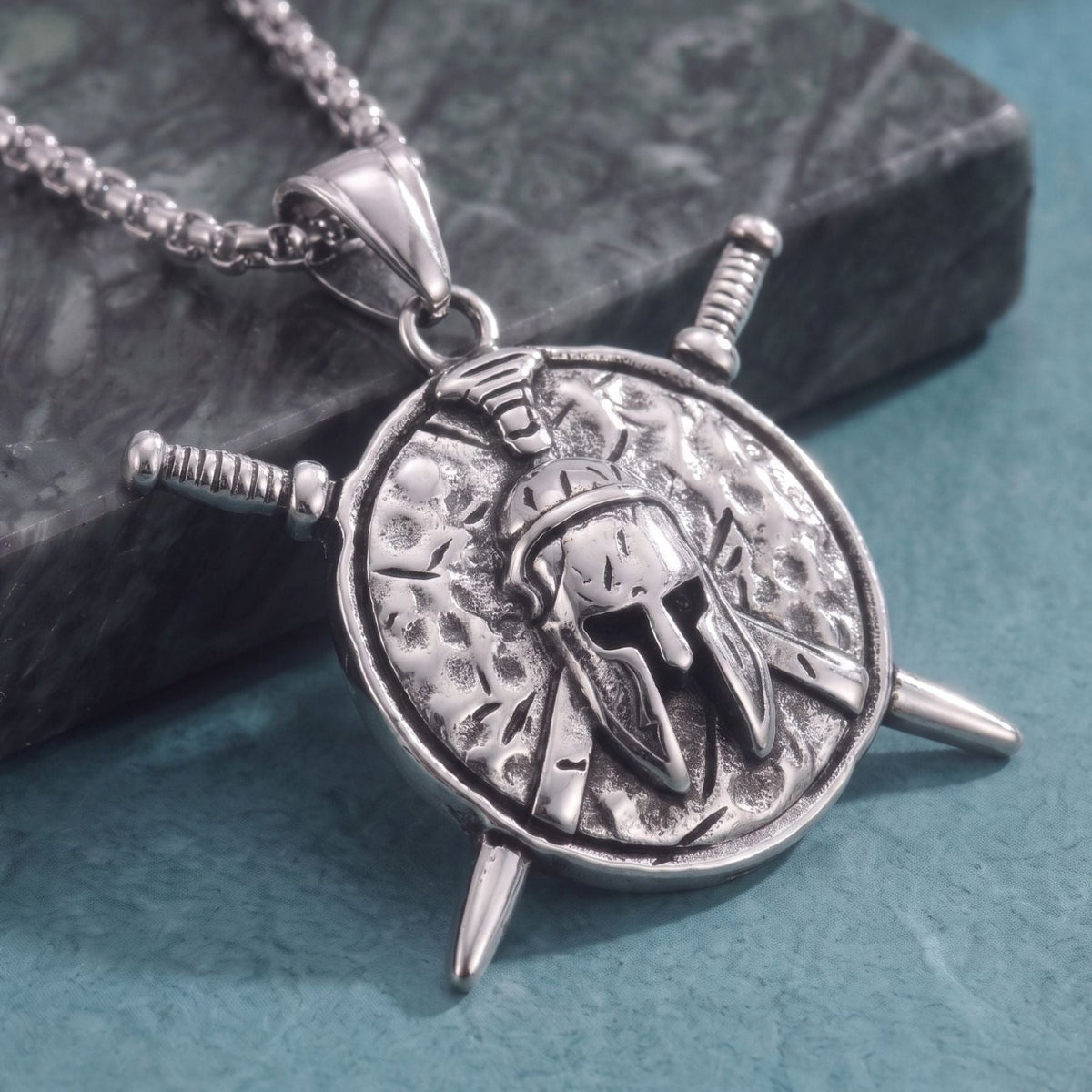 Collier guerrier spartiate pour homme, en acier titane, pendentif casque spartiate avec bouclier et épées croisées