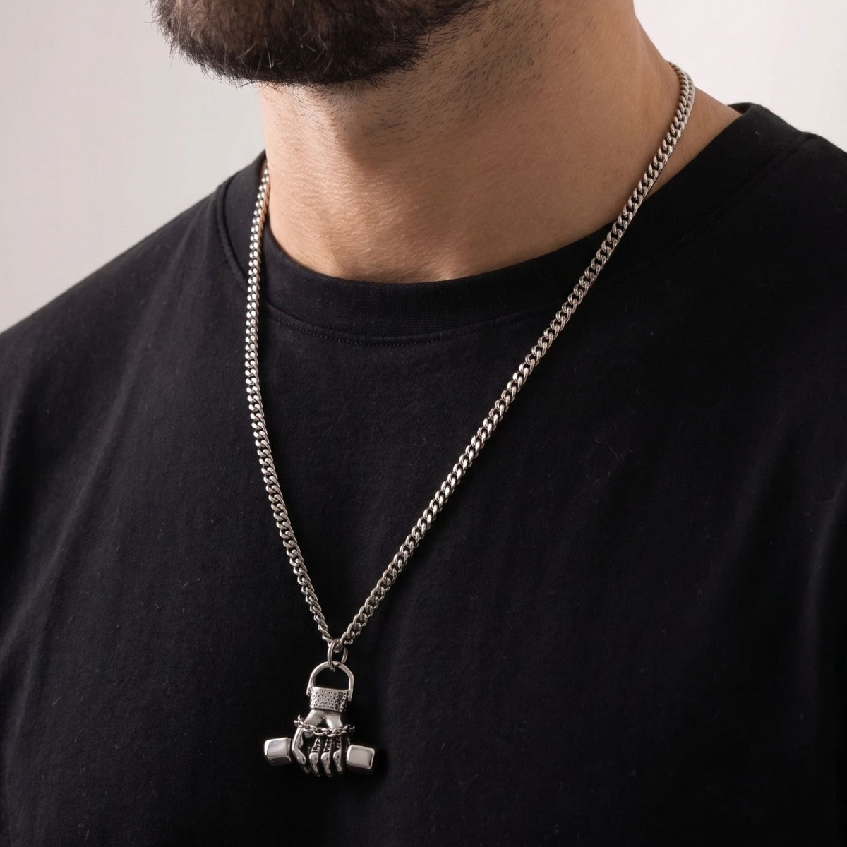 Collier haltère pour homme en acier inoxydable argenté, pendentif poing d’armure au style sportif