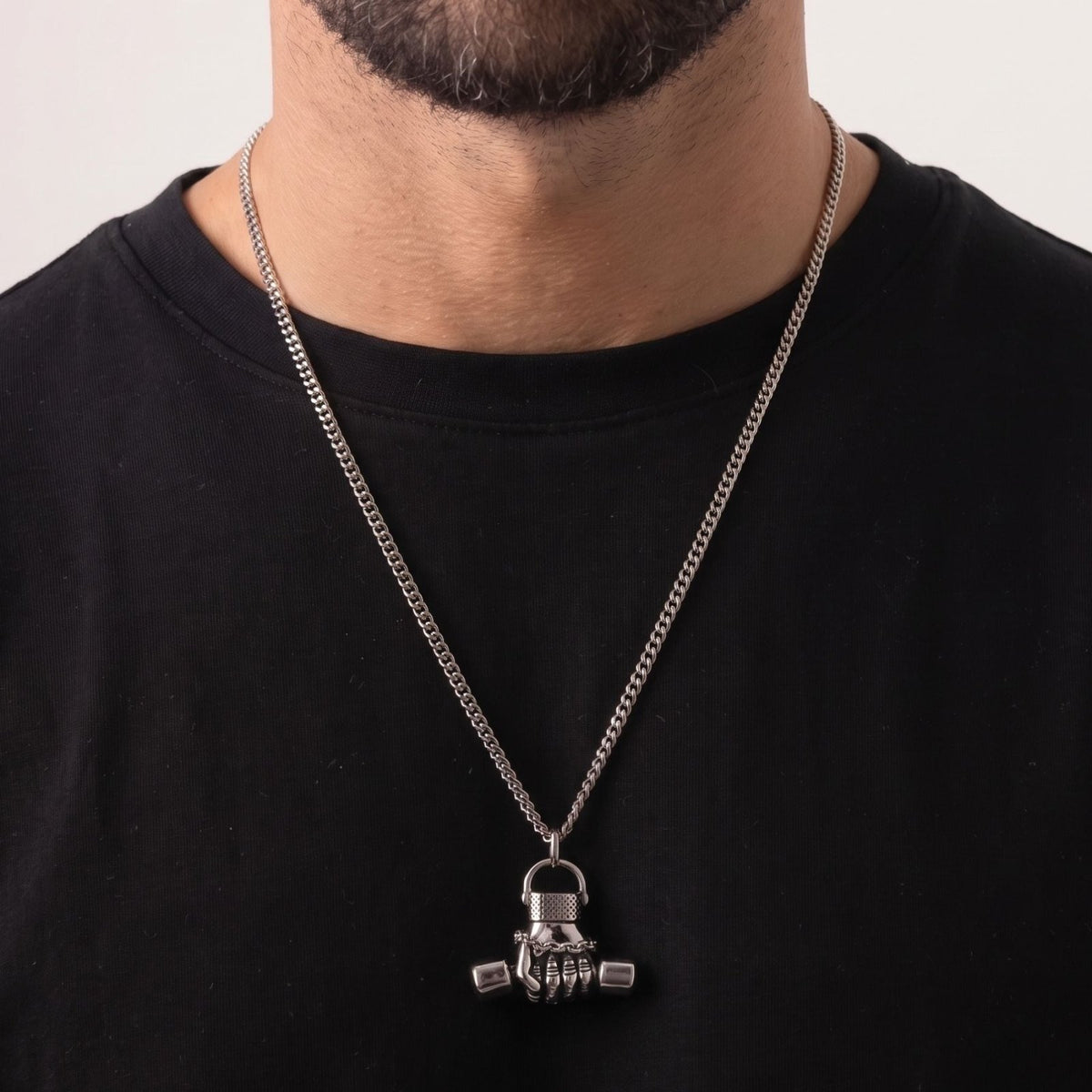 Collier haltère pour homme en acier inoxydable argenté, pendentif poing d’armure au style sportif