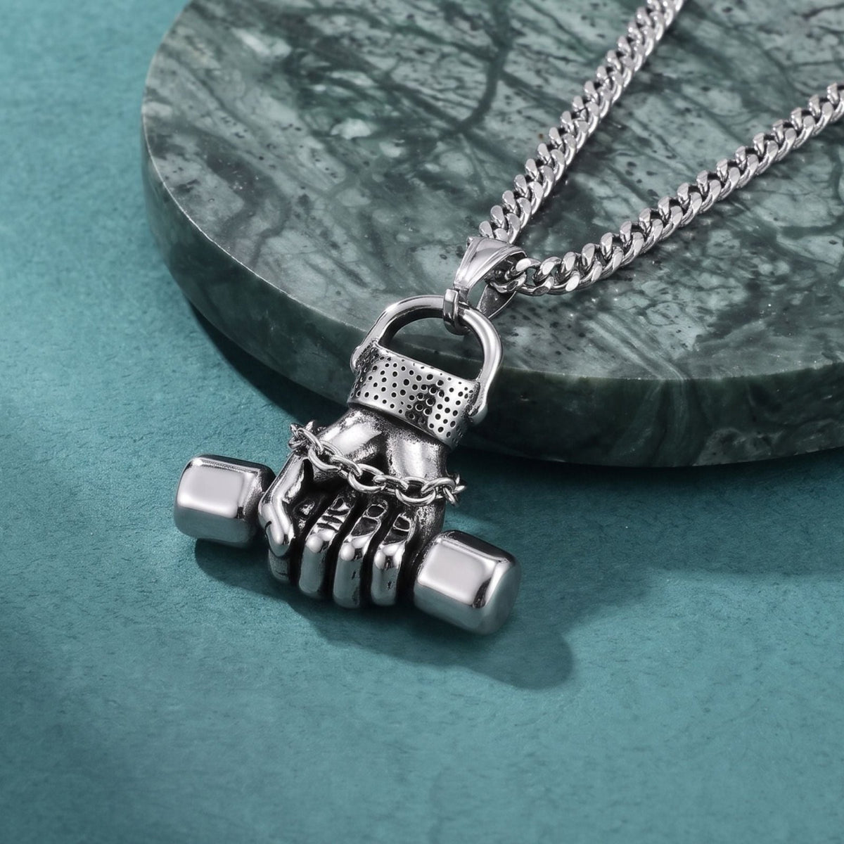 Collier haltère pour homme en acier inoxydable argenté, pendentif poing d’armure au style sportif