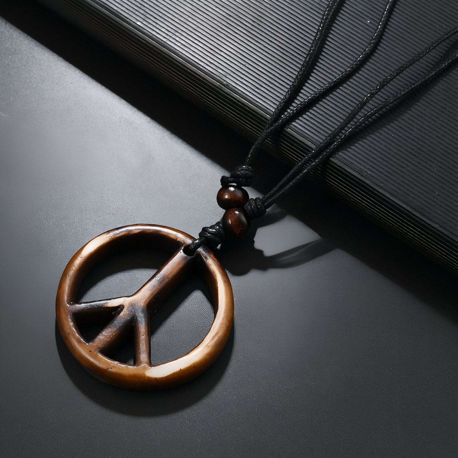 Collier hippie bohème unisexe, pendentif peace and love, cordon ajustable, résine sculptée et perles bois