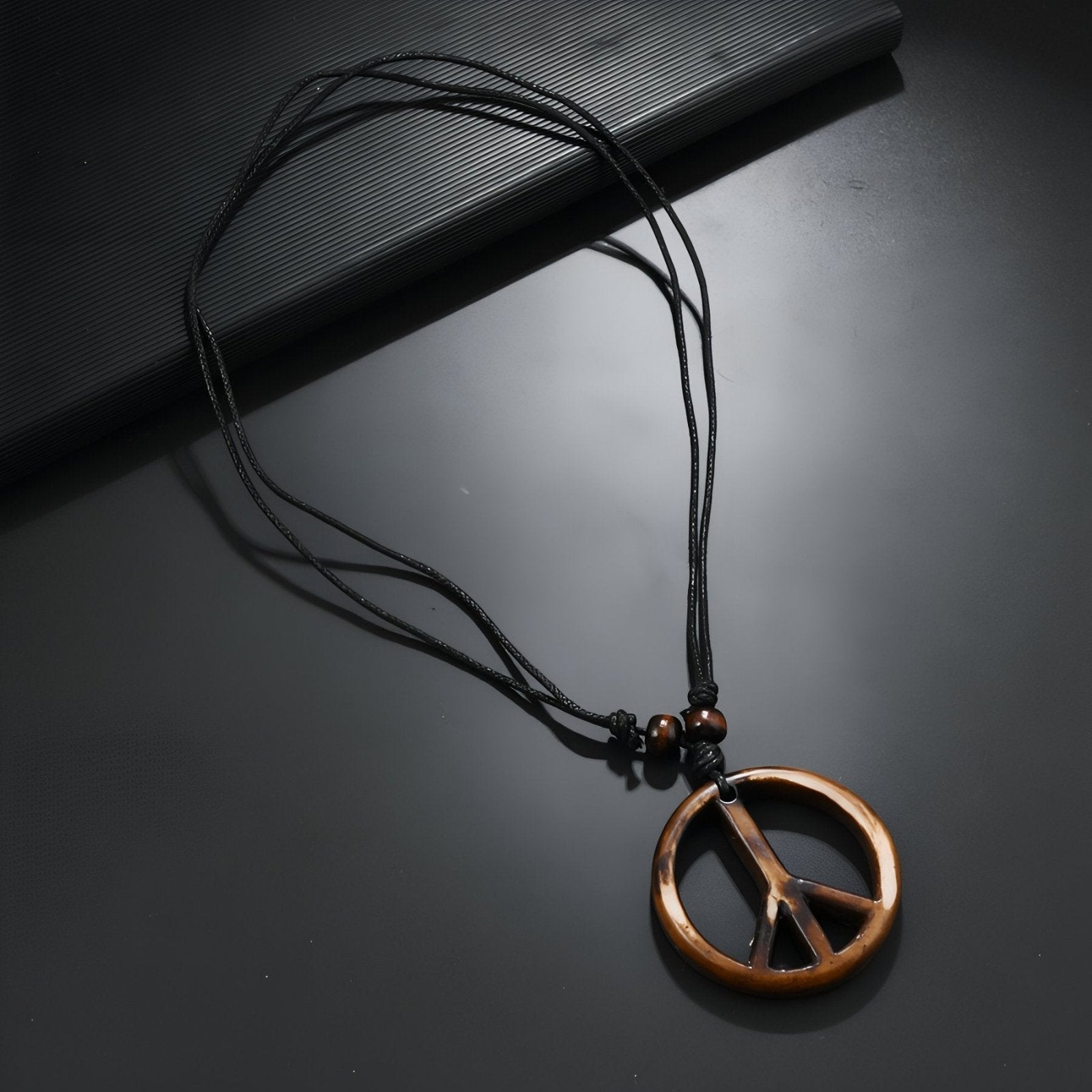 Collier hippie bohème unisexe, pendentif peace and love, cordon ajustable, résine sculptée et perles bois
