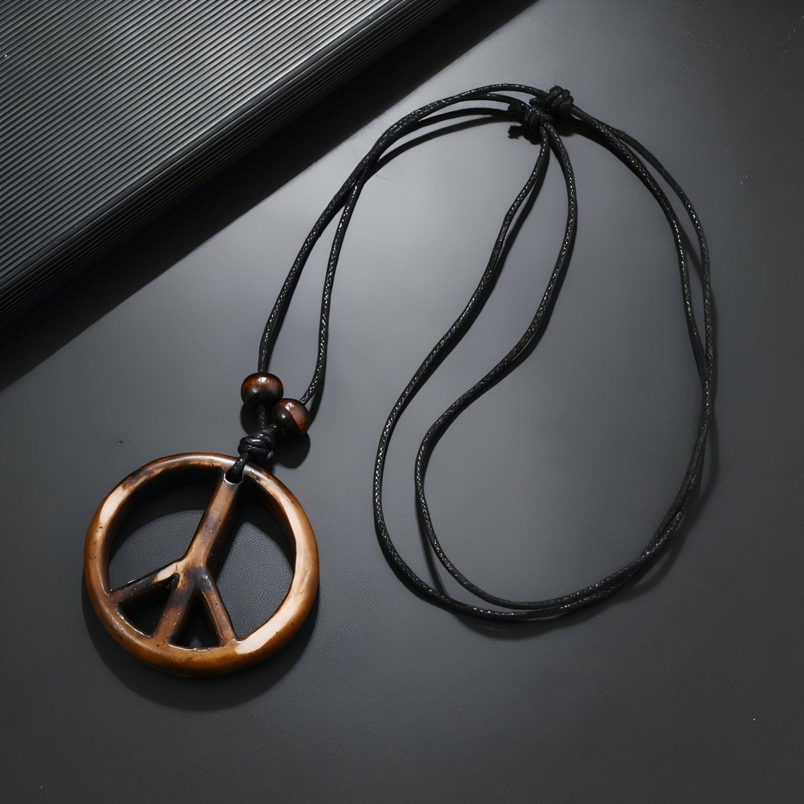 Collier hippie bohème unisexe, pendentif peace and love, cordon ajustable, résine sculptée et perles bois