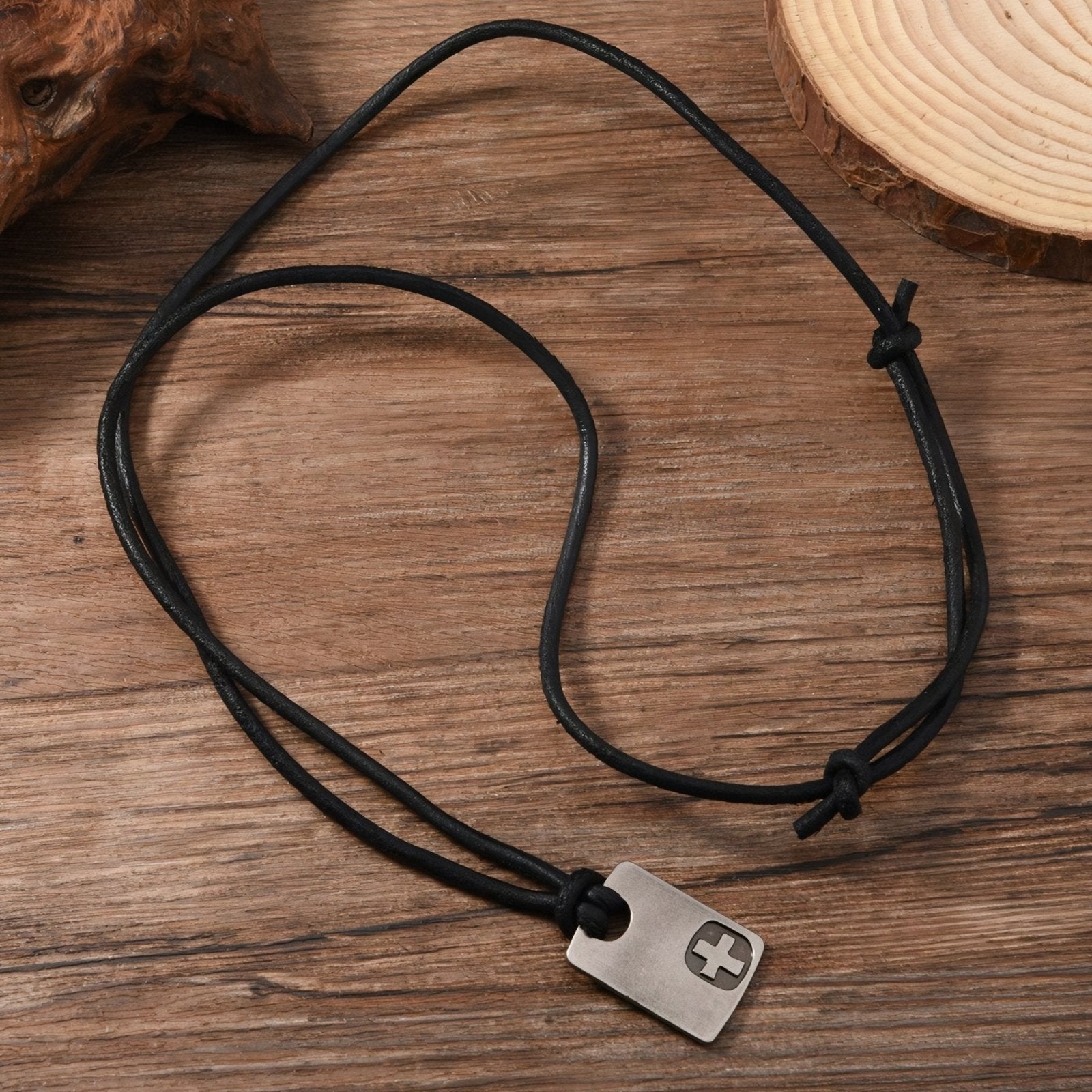 Collier homme minimaliste, pendentif plaque en métal avec croix, cordon cuir noir ou marron