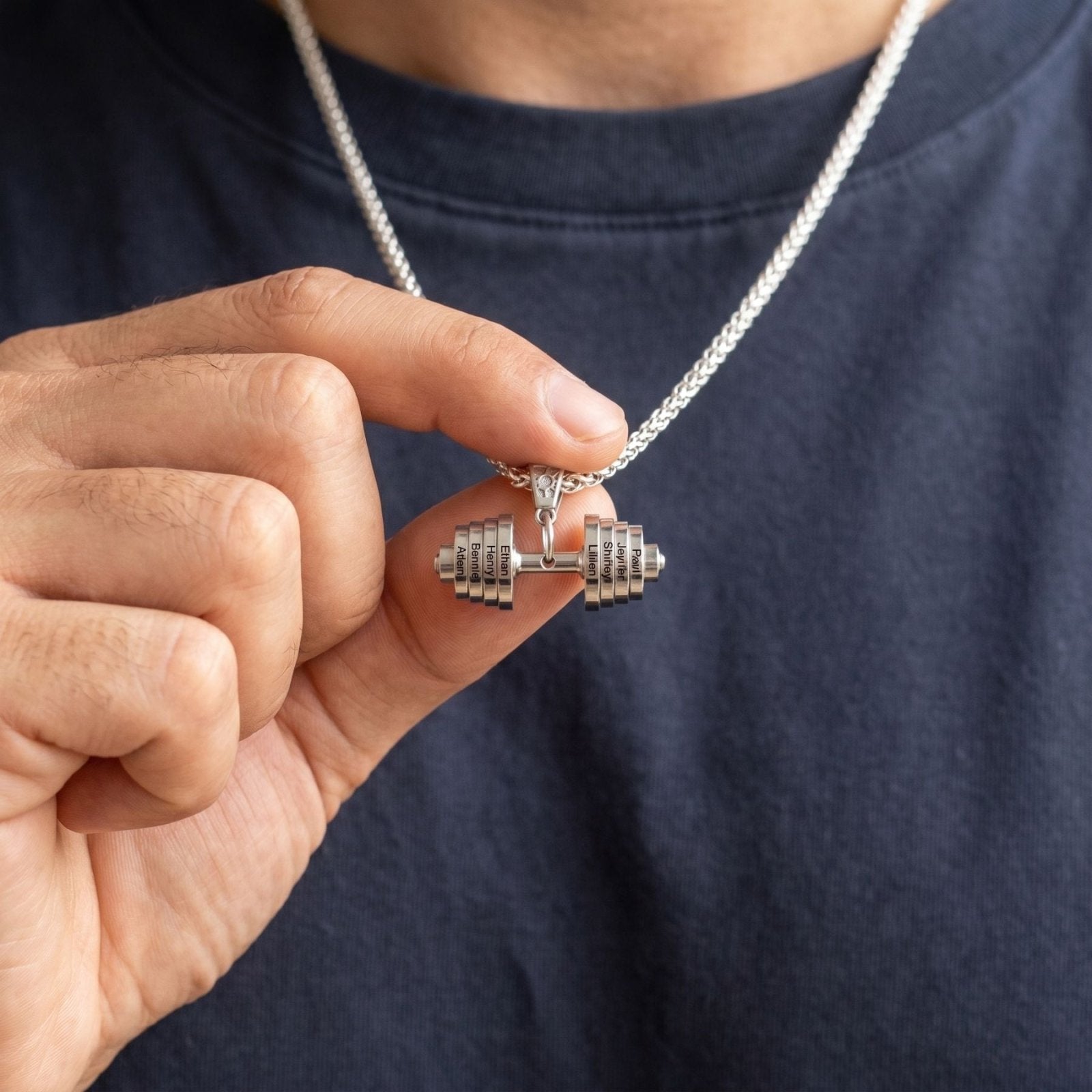 Collier homme pendentif haltère, disques avec prénoms gravés, en acier inoxydable