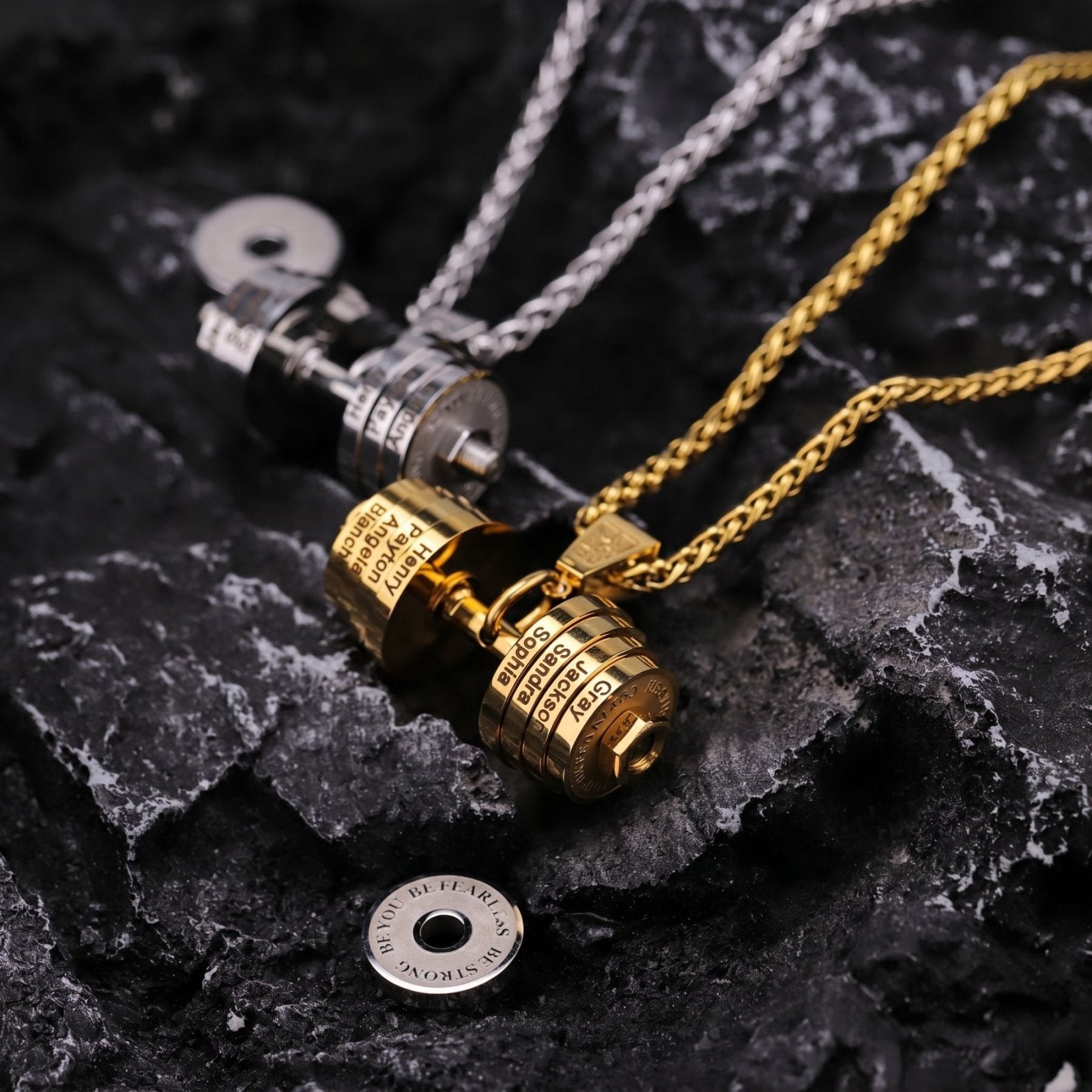 Collier homme pendentif haltère, disques avec prénoms gravés, en acier inoxydable
