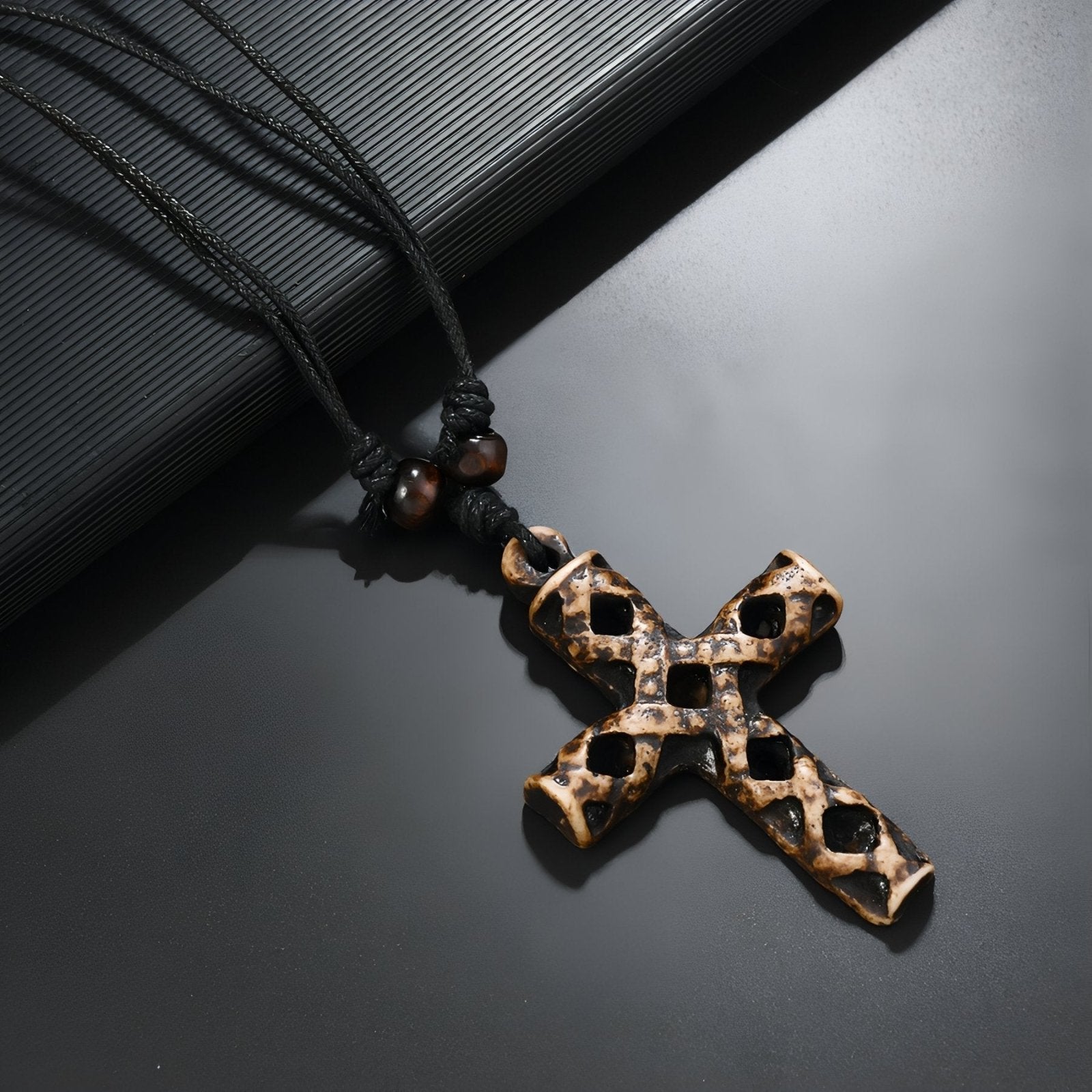 Collier homme style ethnique, pendentif croix en résine marron, cordon ajustable et perles bois