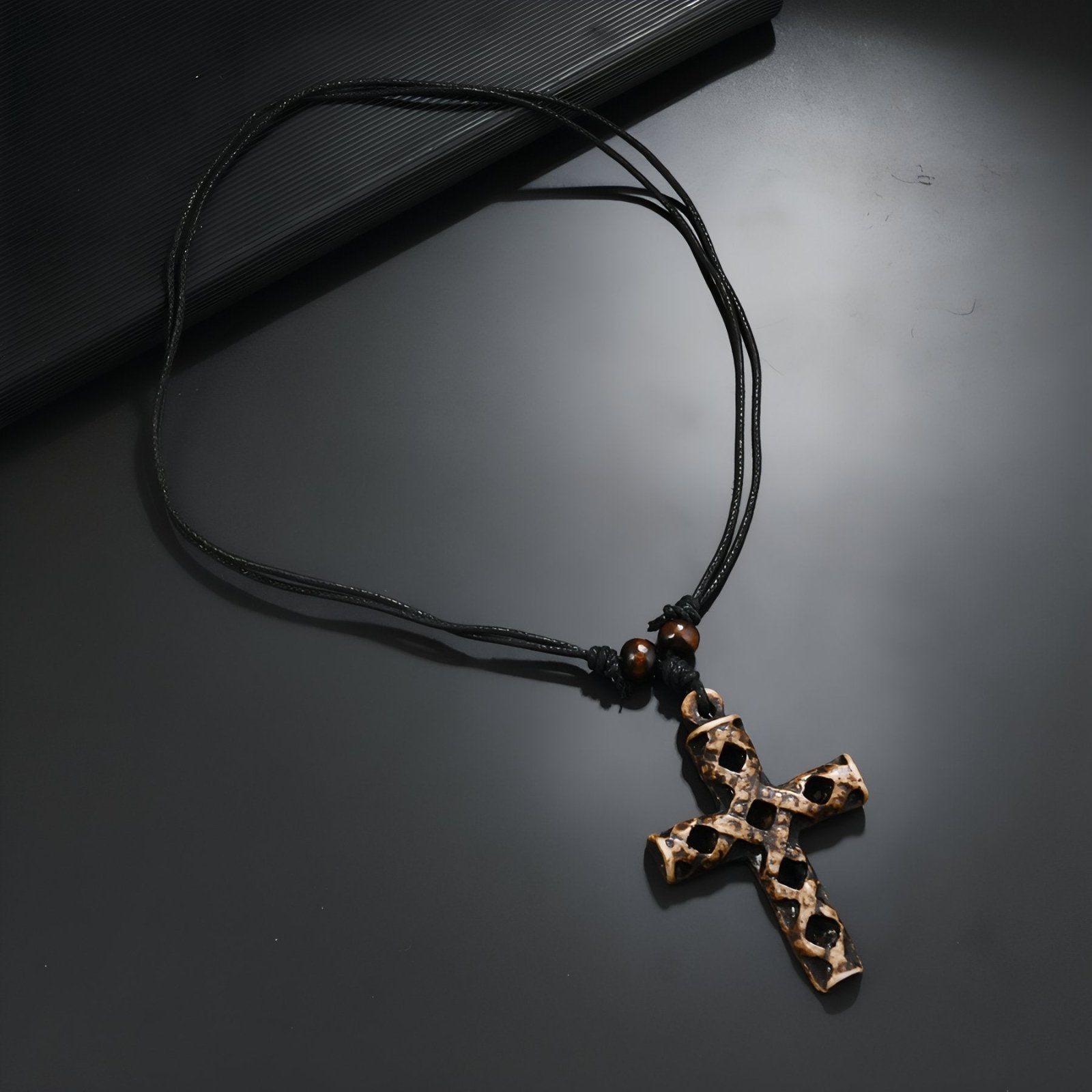 Collier homme style ethnique, pendentif croix en résine marron, cordon ajustable et perles bois