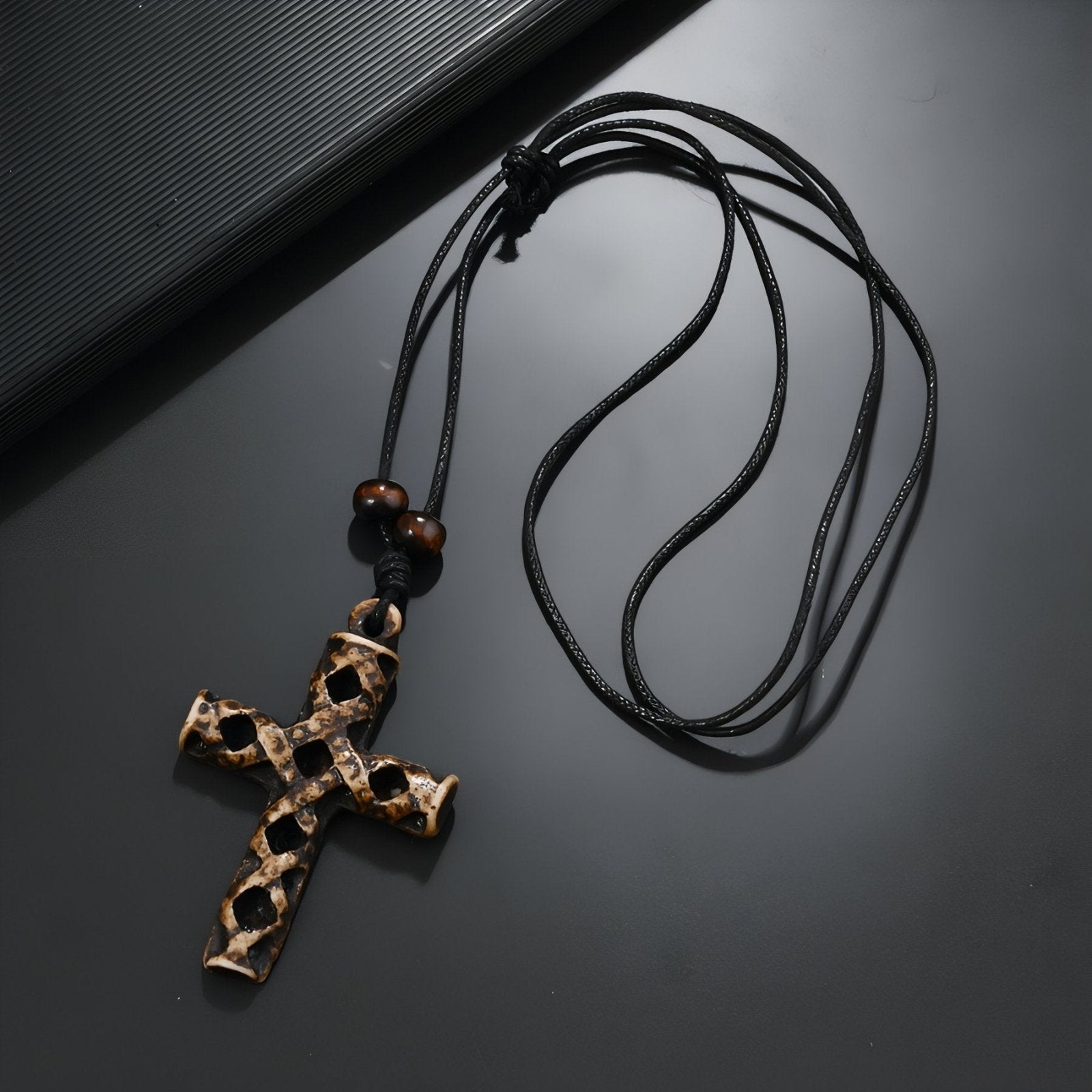 Collier homme style ethnique, pendentif croix en résine marron, cordon ajustable et perles bois