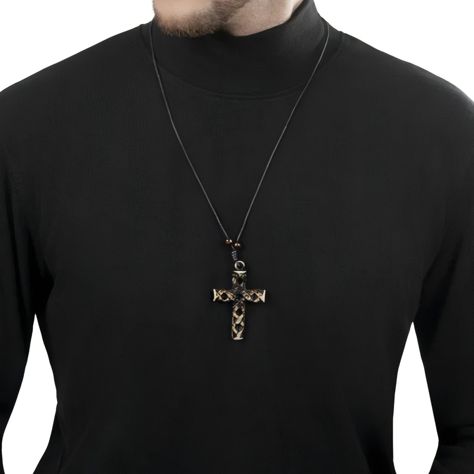 Collier homme style ethnique, pendentif croix en résine marron, cordon ajustable et perles bois