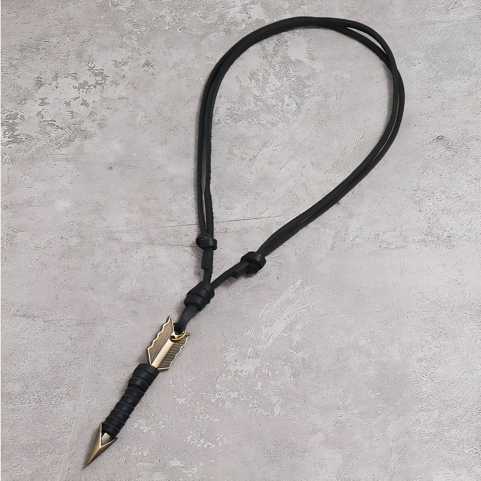 Collier homme style guerrier, pendentif flèche tribale, avec cordon en cuir marron ou noir
