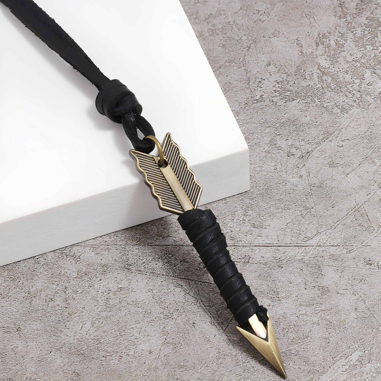 Collier homme style guerrier, pendentif flèche tribale, avec cordon en cuir marron ou noir