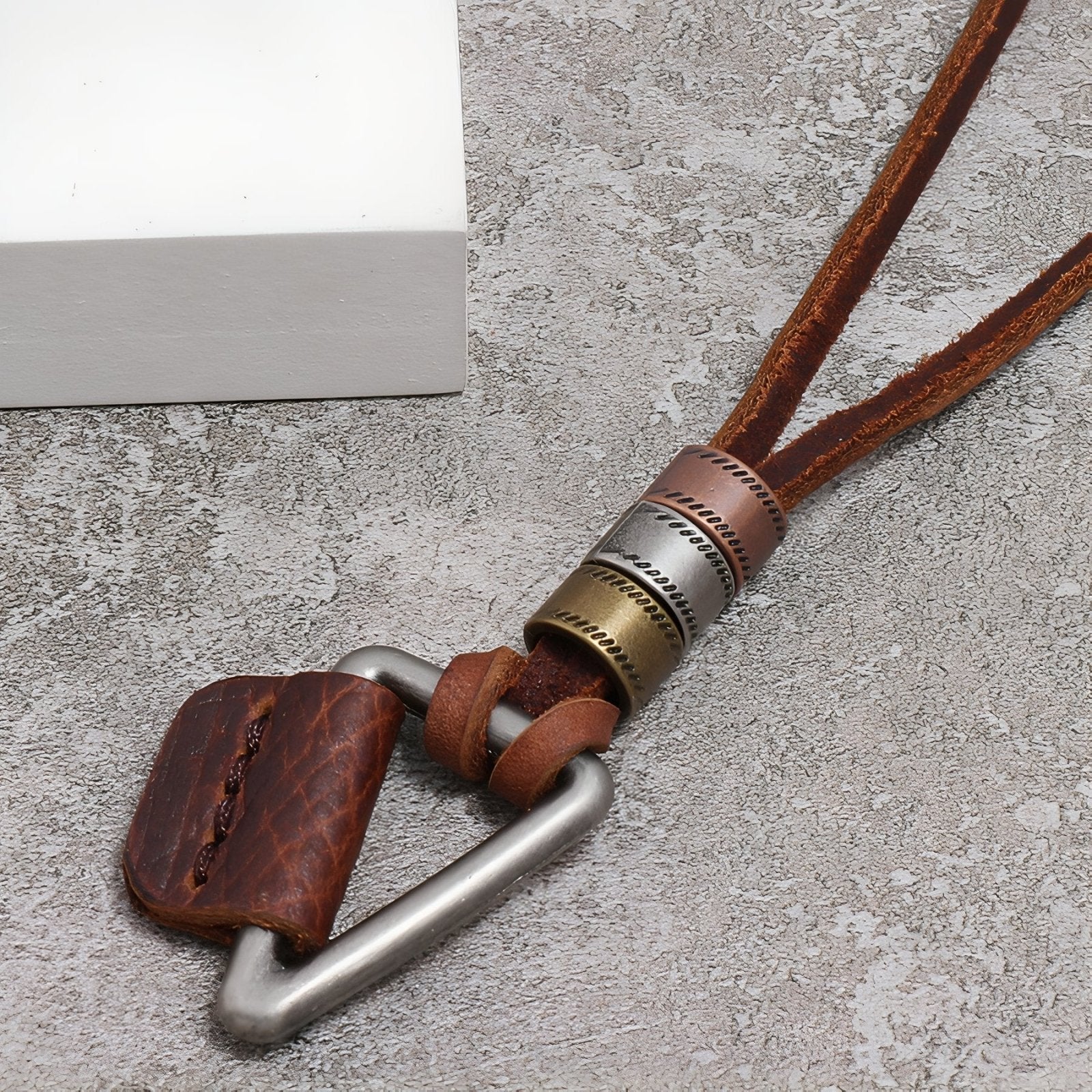 Collier homme style industriel, pendentif triangle en métal et cordon en cuir brun ajustable