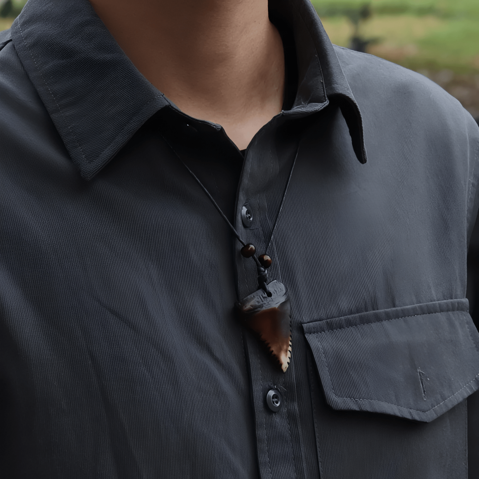 Collier homme tribal, pendentif dent de requin et perles en bois, cordon noir réglable, style surfer