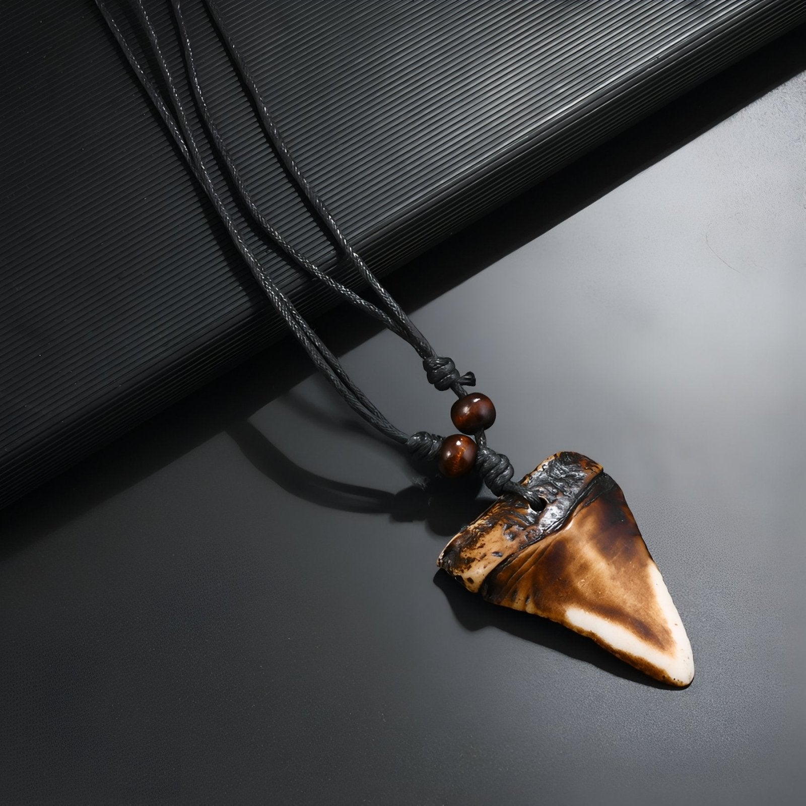 Collier homme tribal, pendentif dent de requin et perles en bois, cordon noir réglable, style surfer