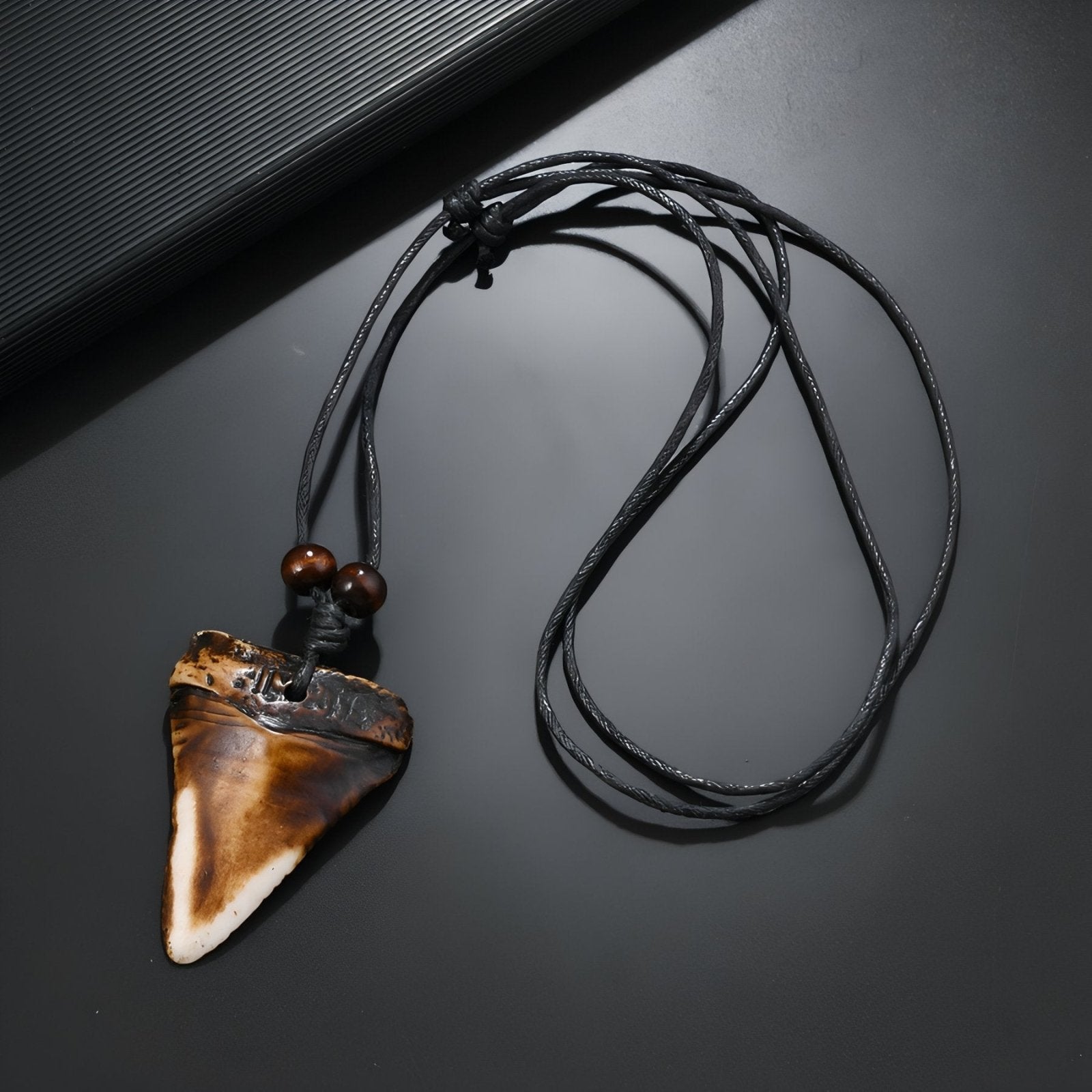 Collier homme tribal, pendentif dent de requin et perles en bois, cordon noir réglable, style surfer