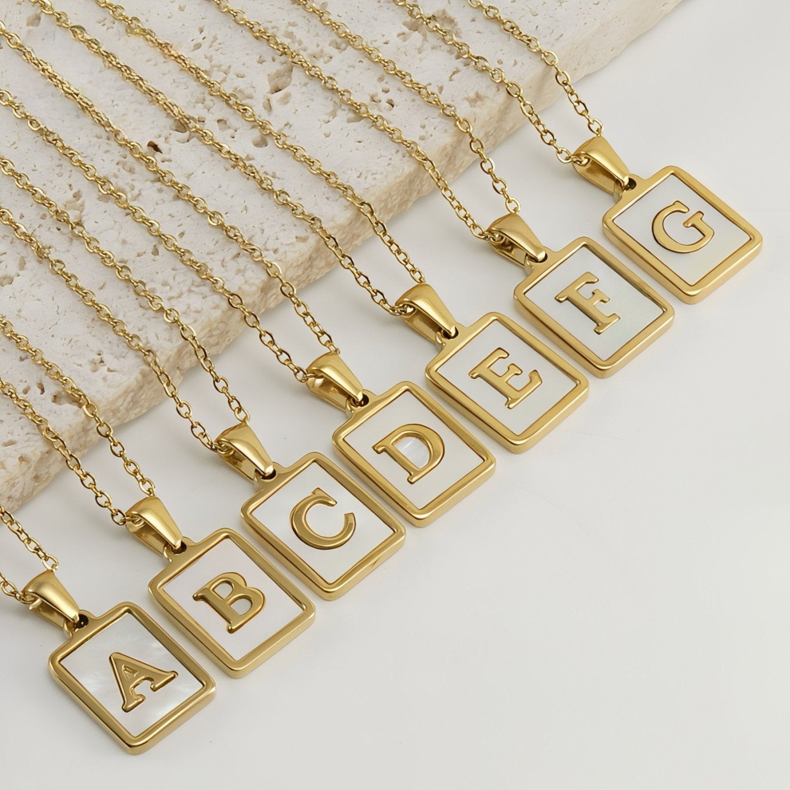 Collier lettre initiale doré, pendentif rectangle nacré, chaine fîne en acier inoxydable plaqué or