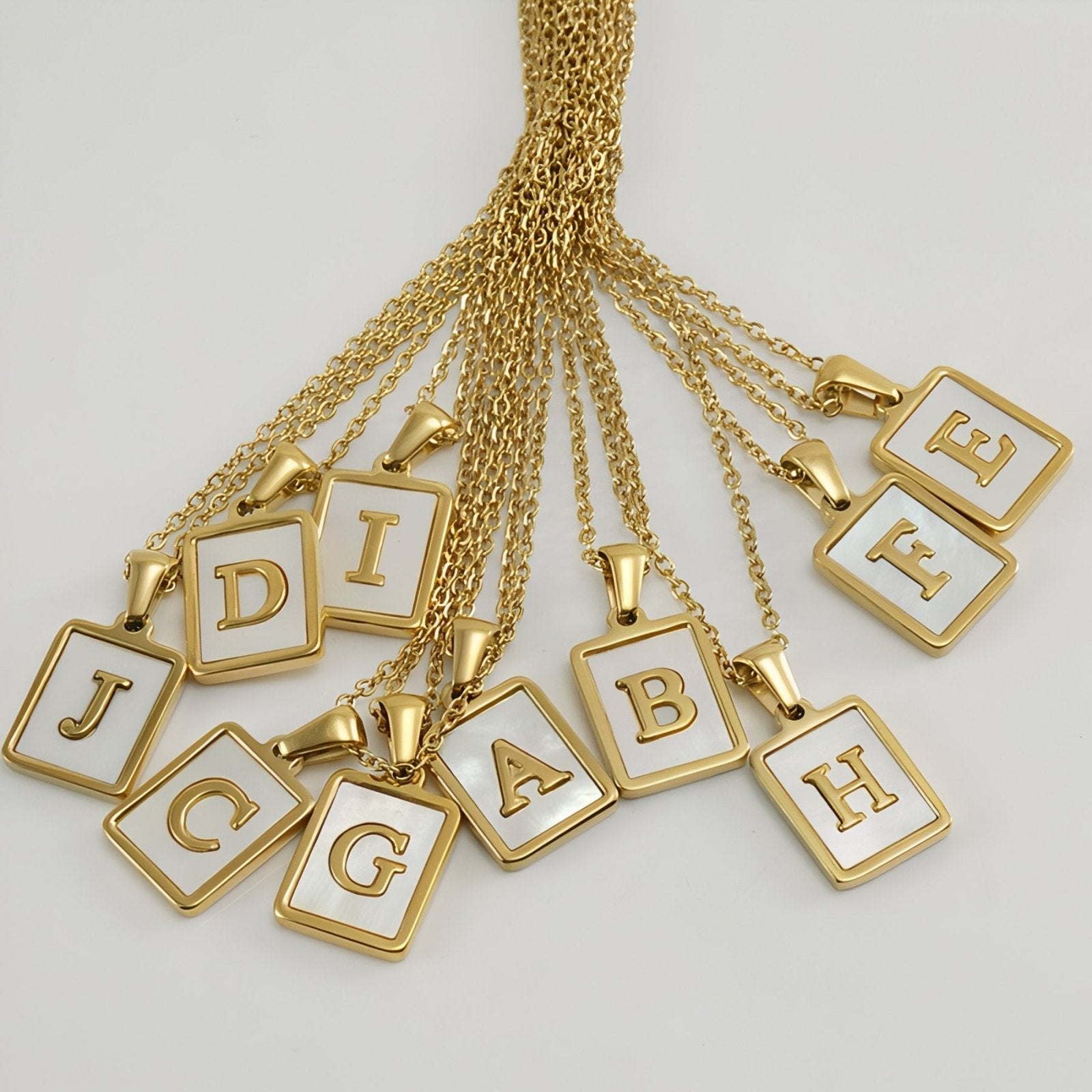 Collier lettre initiale doré, pendentif rectangle nacré, chaine fîne en acier inoxydable plaqué or