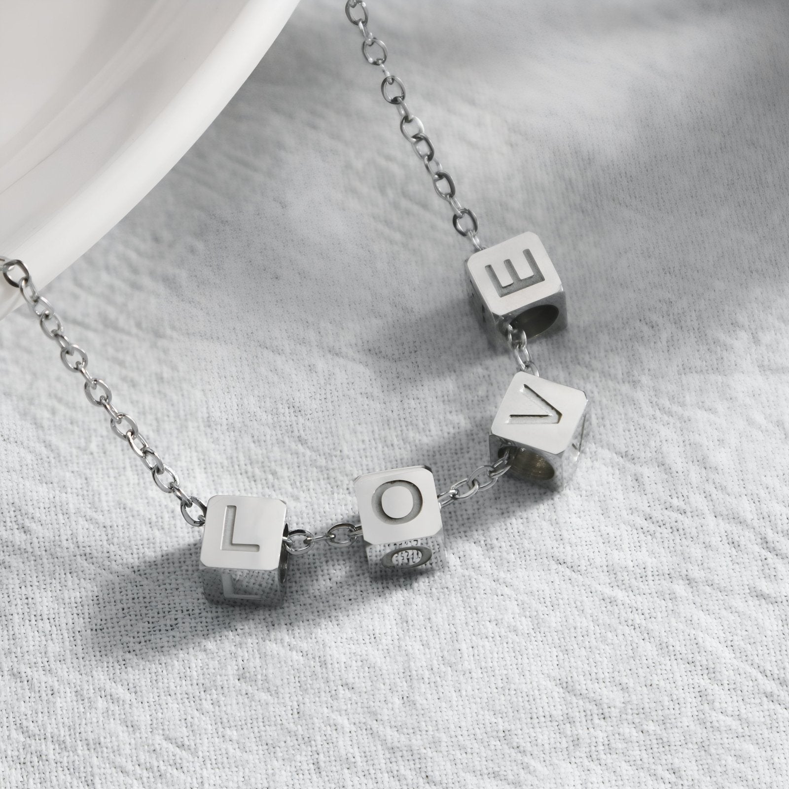 Collier lettres personnalisées, cubes en acier inoxydable, finition dorée ou argentée, modèle Hope
