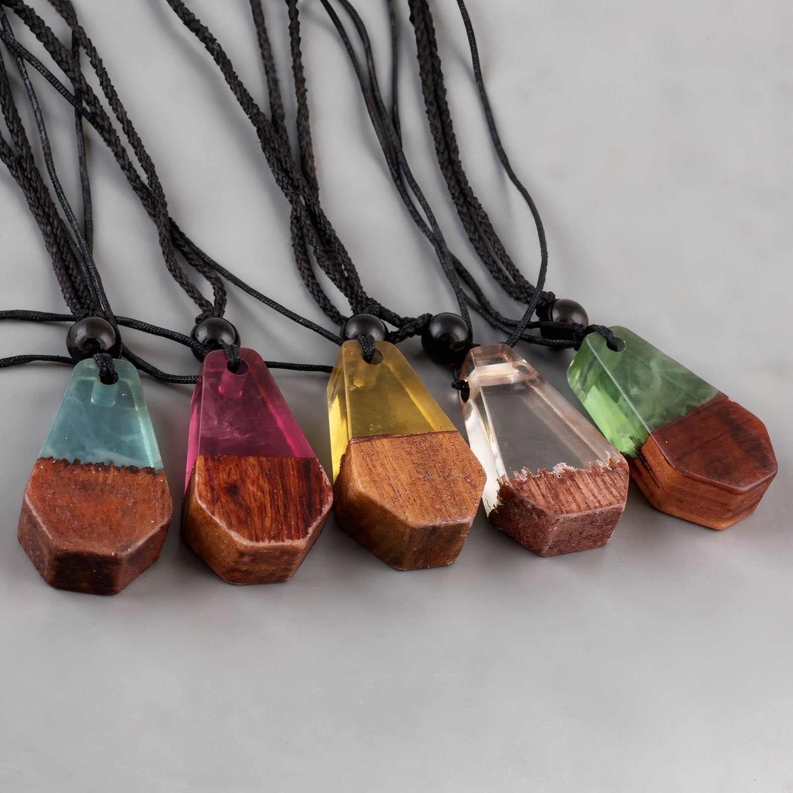 Collier long en bois et résine, avec pendentif géométrique, style artisanal