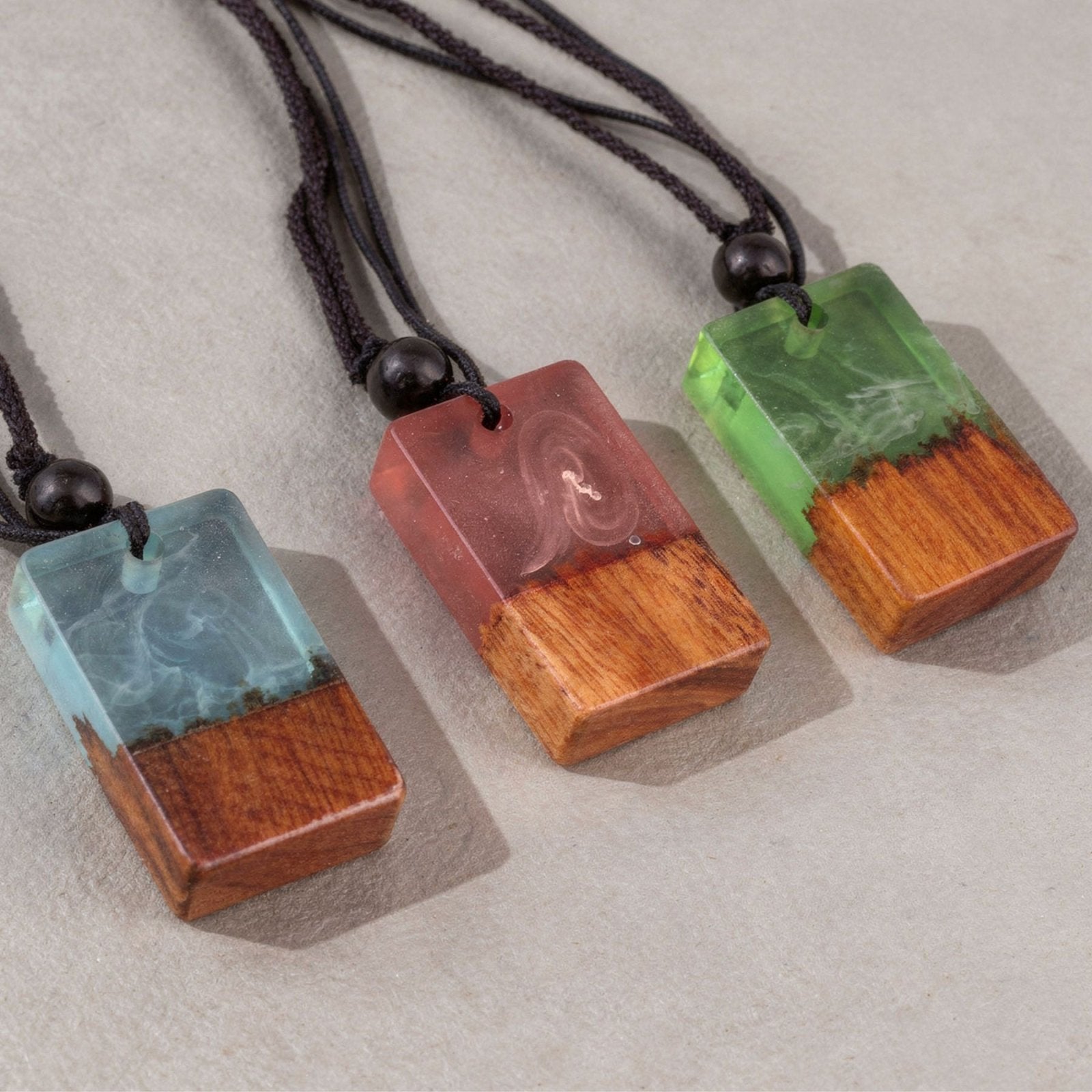 Collier long en bois et résine, avec pendentif rectangulaire, style artisanal