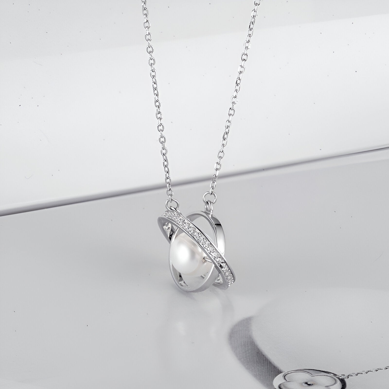 Collier long perle nacrée et anneaux sertis, design galaxie en argent massif, style moderne, modèle Luna
