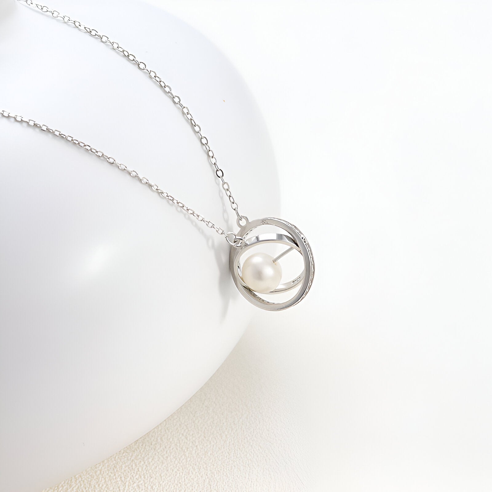 Collier long perle nacrée et anneaux sertis, design galaxie en argent massif, style moderne, modèle Luna