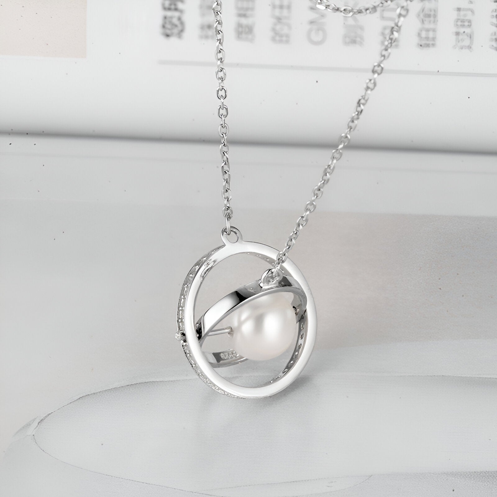 Collier long perle nacrée et anneaux sertis, design galaxie en argent massif, style moderne, modèle Luna
