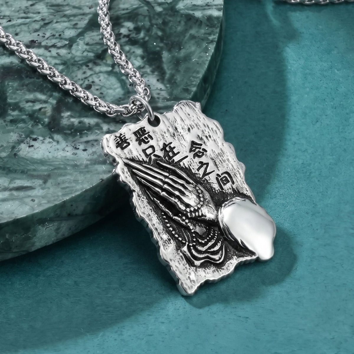 Collier mains en prière pour homme, en acier titane, rectangulaire double face avec inscriptions chinoises et motifs gravés