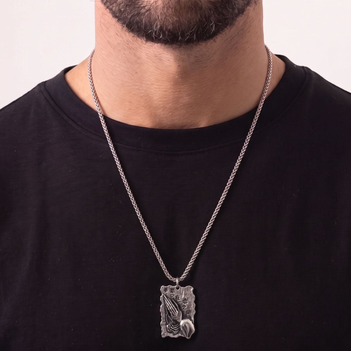 Collier mains en prière pour homme, en acier titane, rectangulaire double face avec inscriptions chinoises et motifs gravés