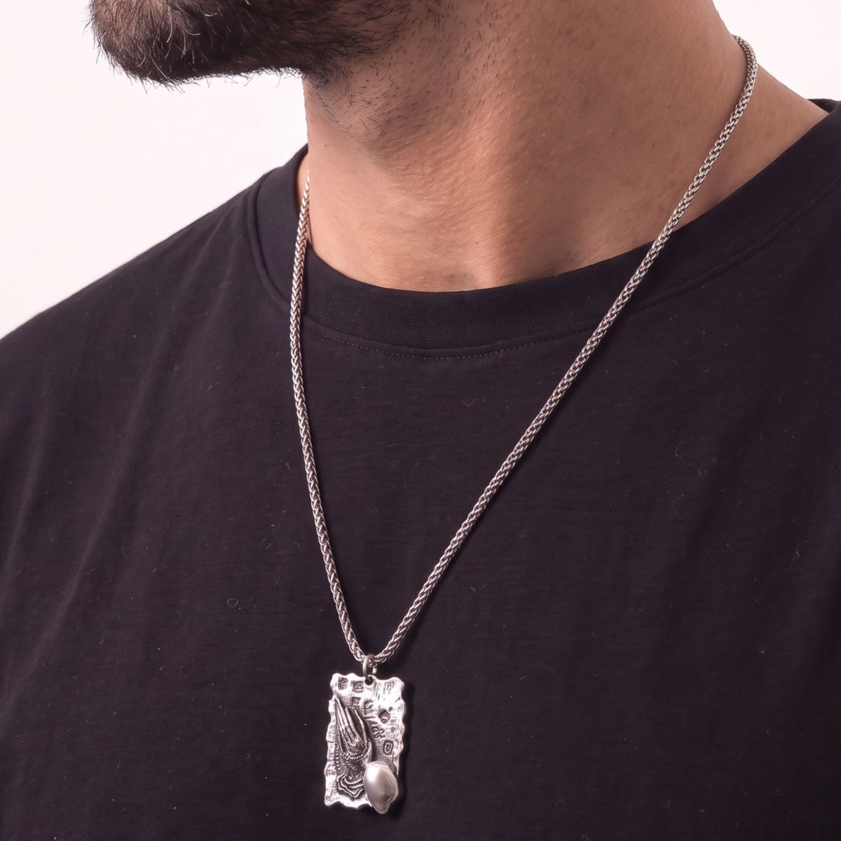 Collier mains en prière pour homme, en acier titane, rectangulaire double face avec inscriptions chinoises et motifs gravés