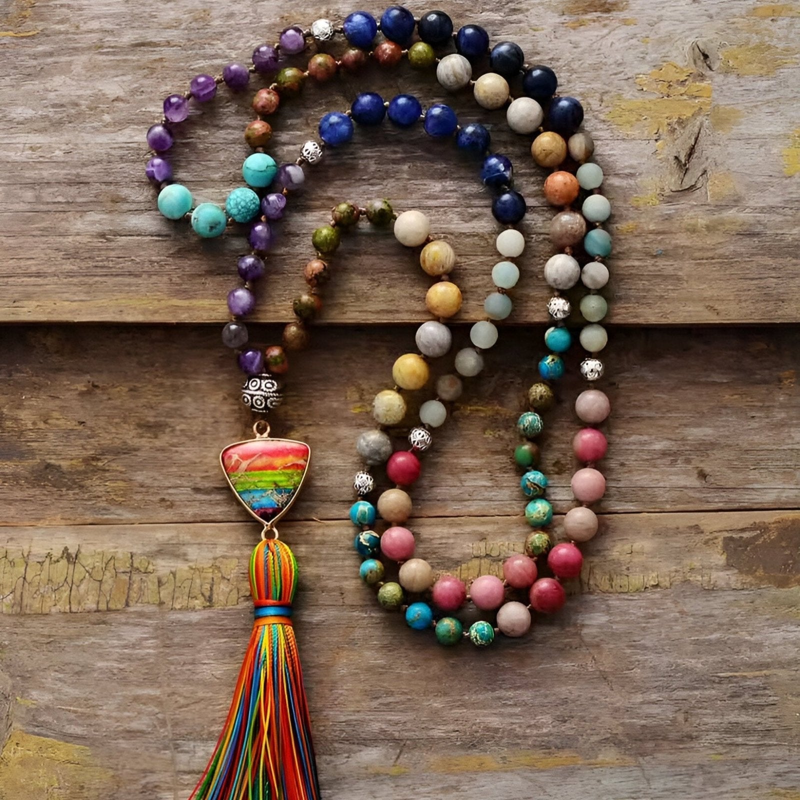 Collier Mala en pierres naturelles 7 chakras, pendentif triangle et pampille arc - en - ciel, modèle Indigo