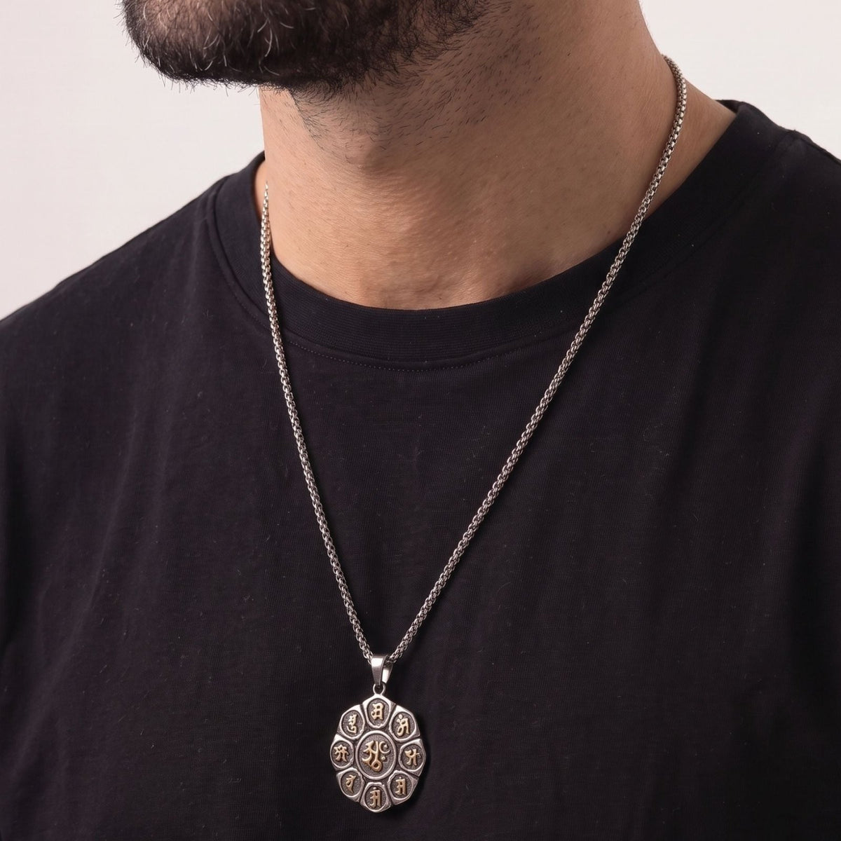 Collier mantra bouddhiste pour homme, en acier titane, pendentif rond orné de symboles tibétains en relief