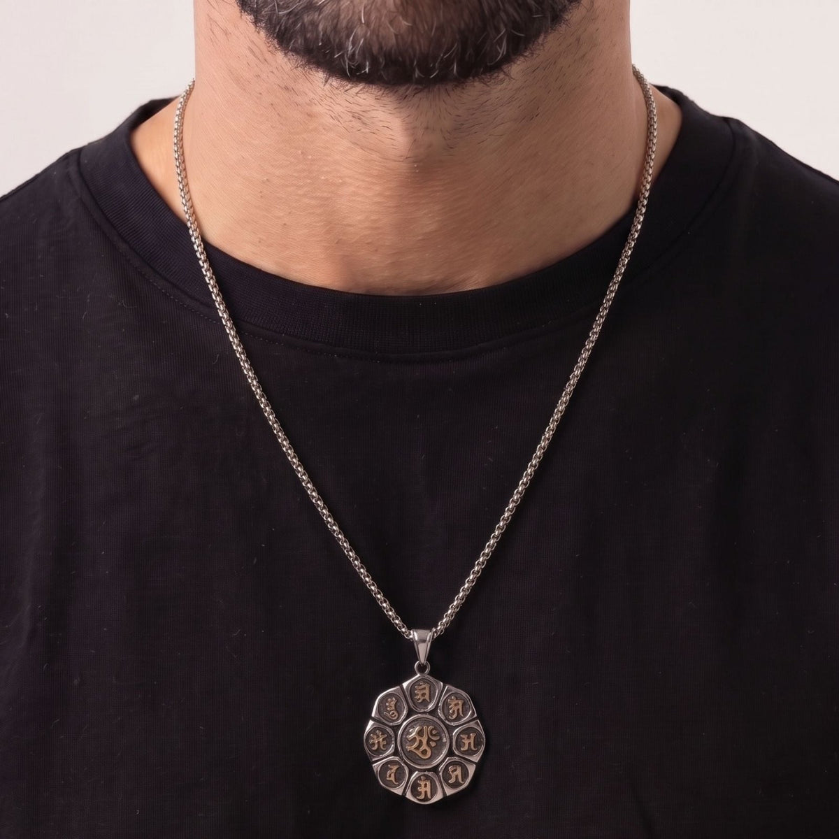 Collier mantra bouddhiste pour homme, en acier titane, pendentif rond orné de symboles tibétains en relief