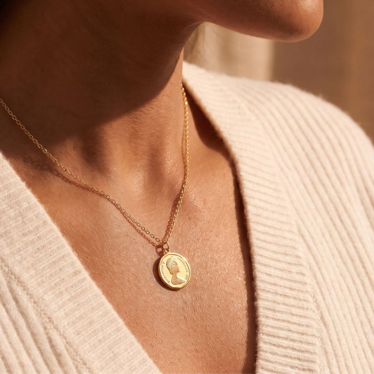 Collier médaille Reine Elizabeth II pour femme, en acier inoxydable doré, pendentif double face pièce australienne avec portrait royal et armoiries