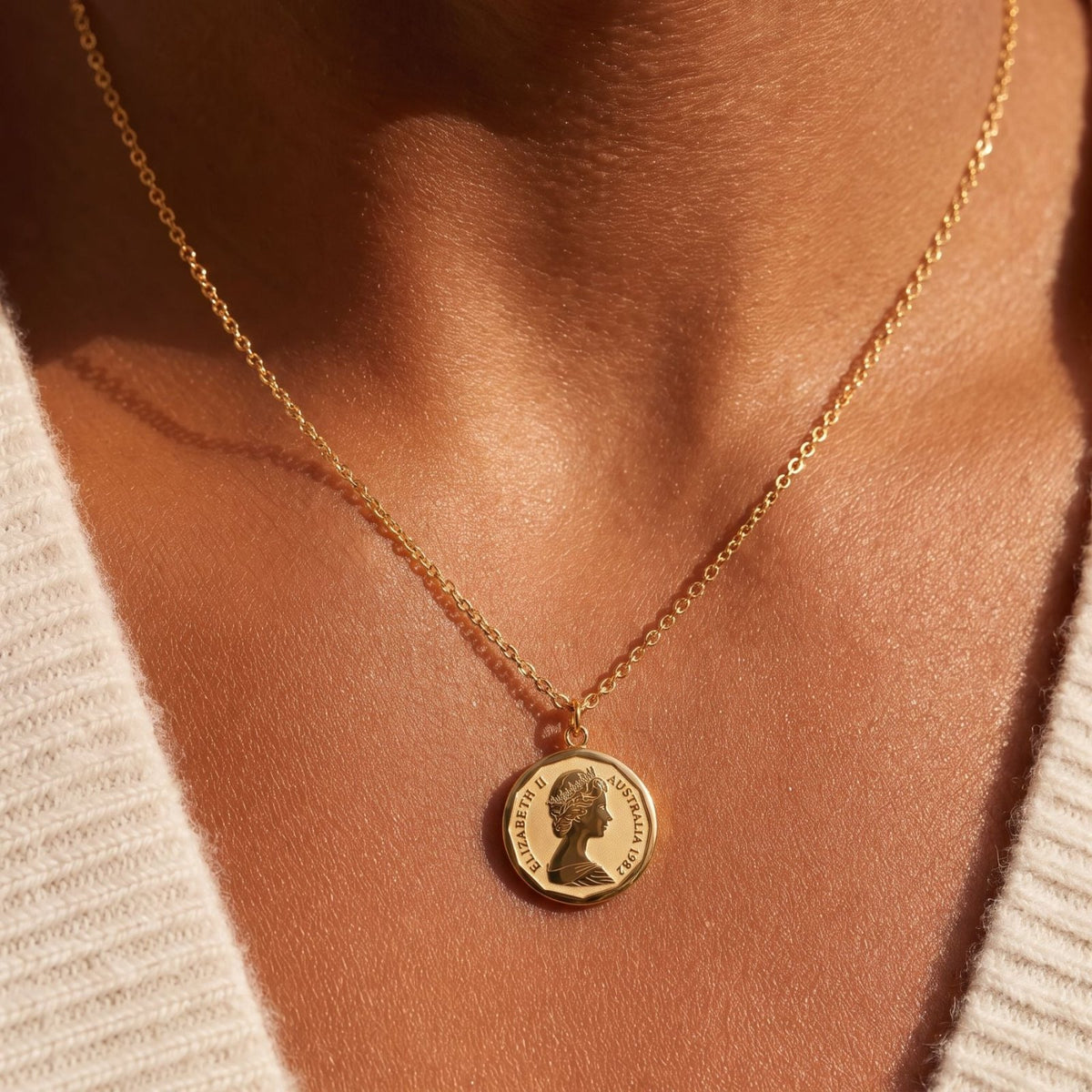 Collier médaille Reine Elizabeth II pour femme, en acier inoxydable doré, pendentif double face pièce australienne avec portrait royal et armoiries