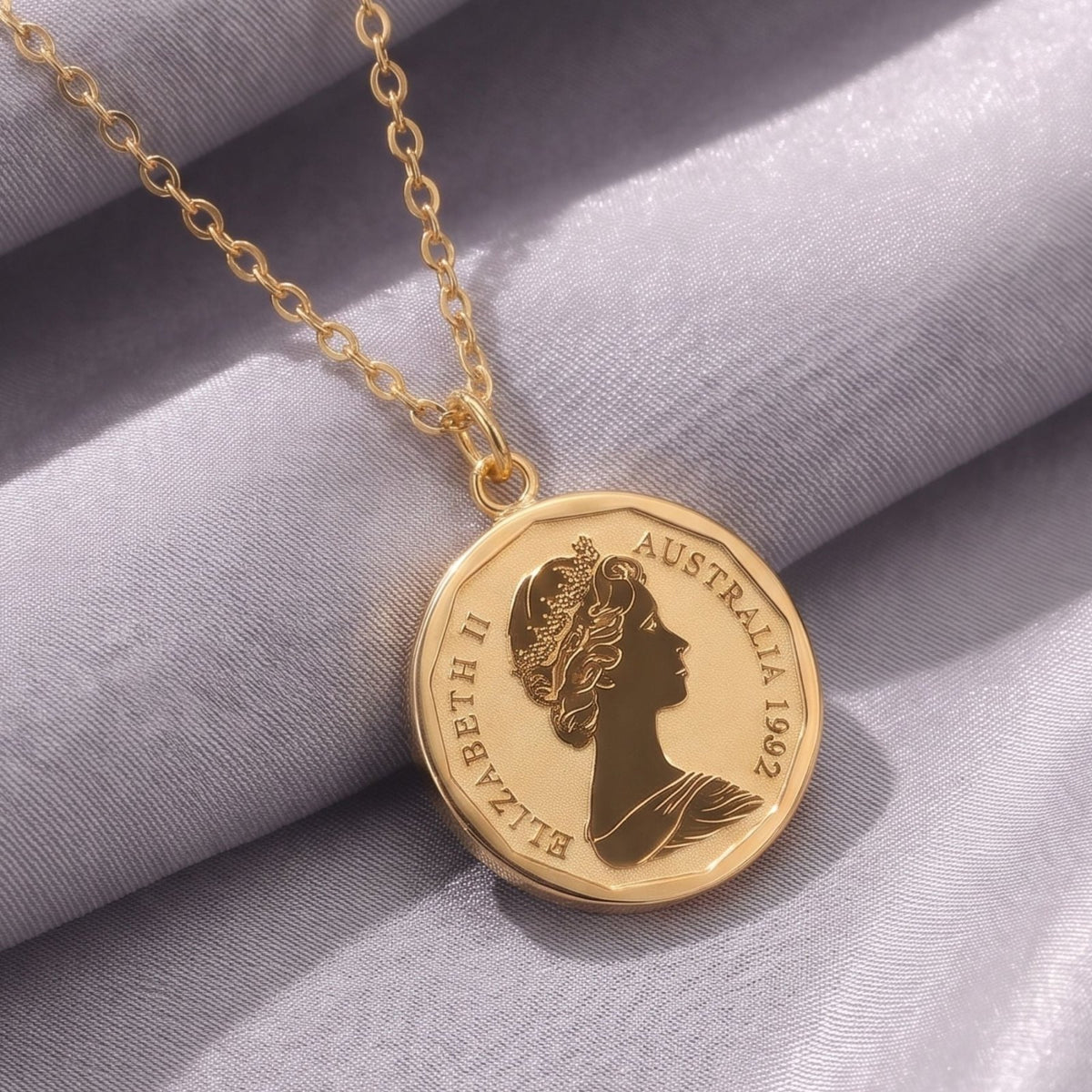 Collier médaille Reine Elizabeth II pour femme, en acier inoxydable doré, pendentif double face pièce australienne avec portrait royal et armoiries