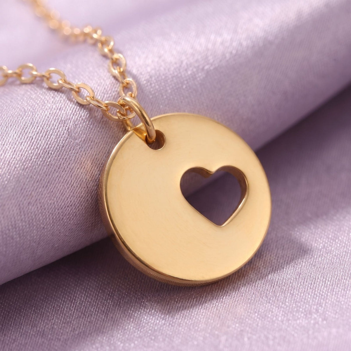 Collier médaillon avec cœur pour femme, en acier inoxydable doré, pendentif rond ajouré avec motif cœur