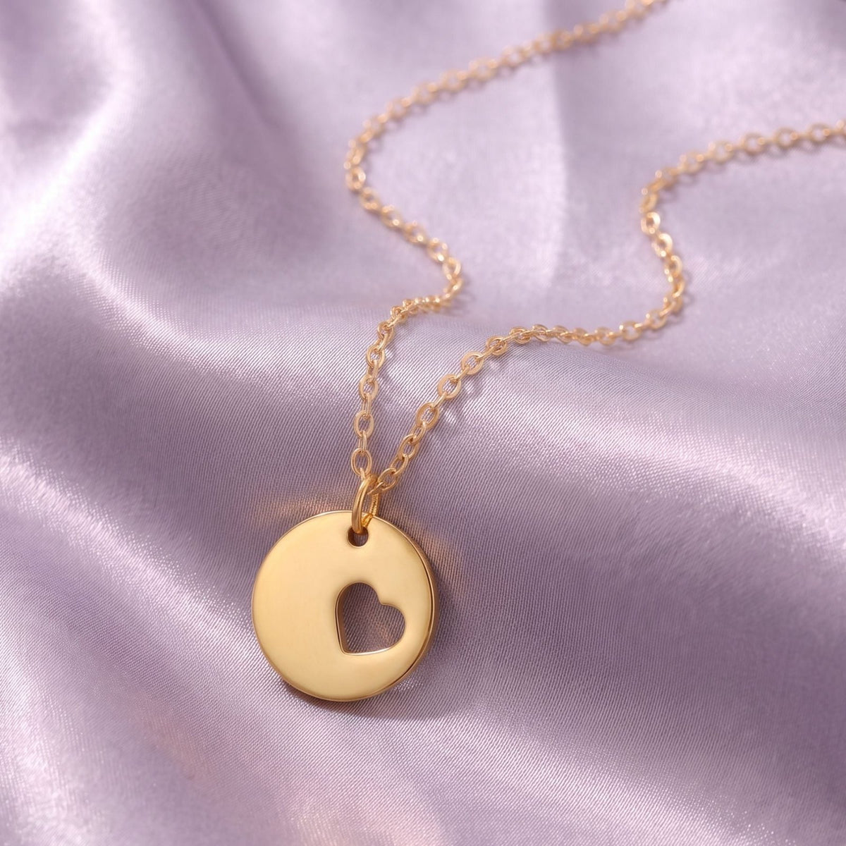 Collier médaillon avec cœur pour femme, en acier inoxydable doré, pendentif rond ajouré avec motif cœur