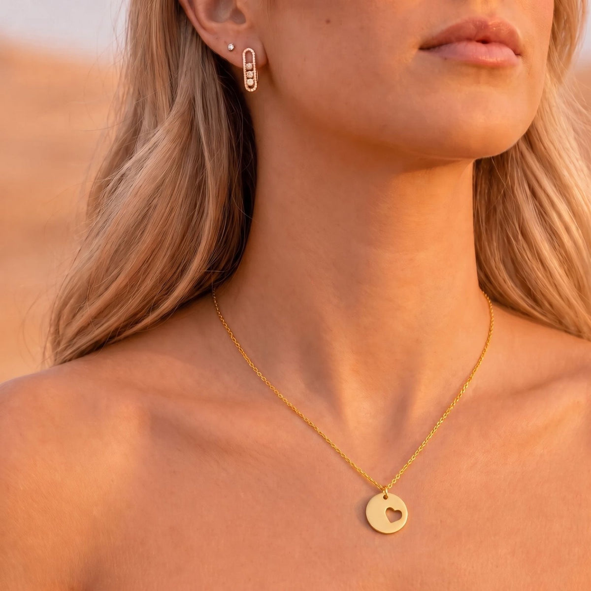 Collier médaillon avec cœur pour femme, en acier inoxydable doré, pendentif rond ajouré avec motif cœur