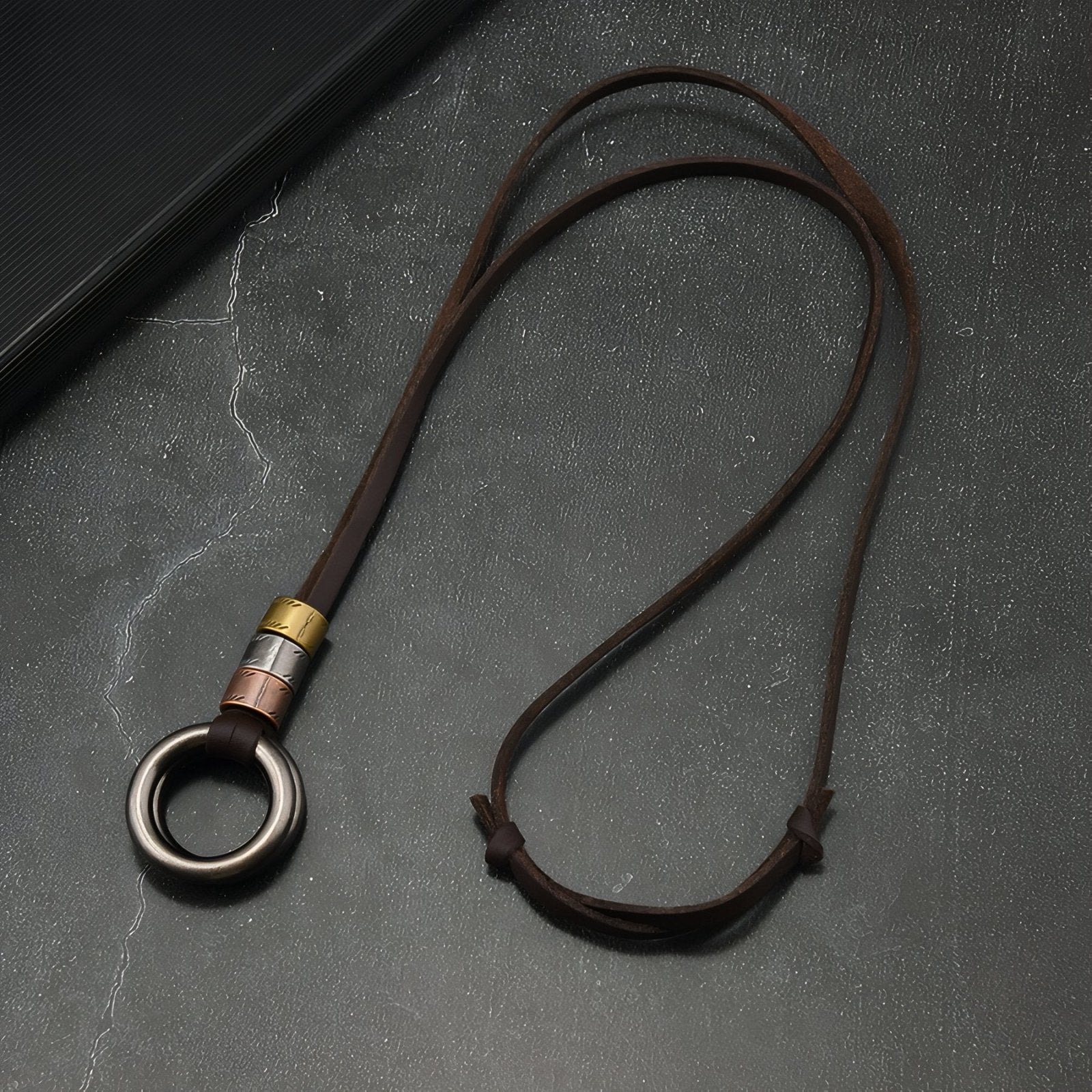 Collier mixte en cuir marron, pendentif anneaux en métal vintage, style ethnique et bohème