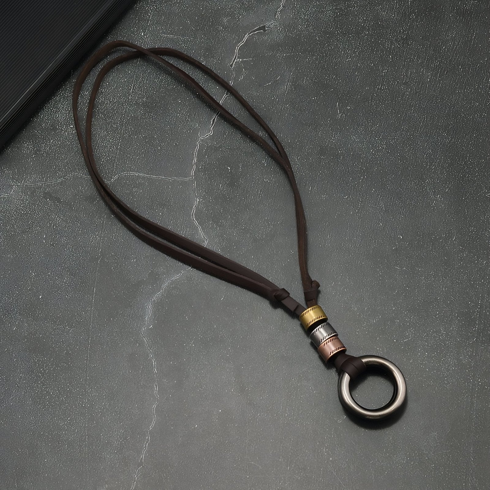 Collier mixte en cuir marron, pendentif anneaux en métal vintage, style ethnique et bohème