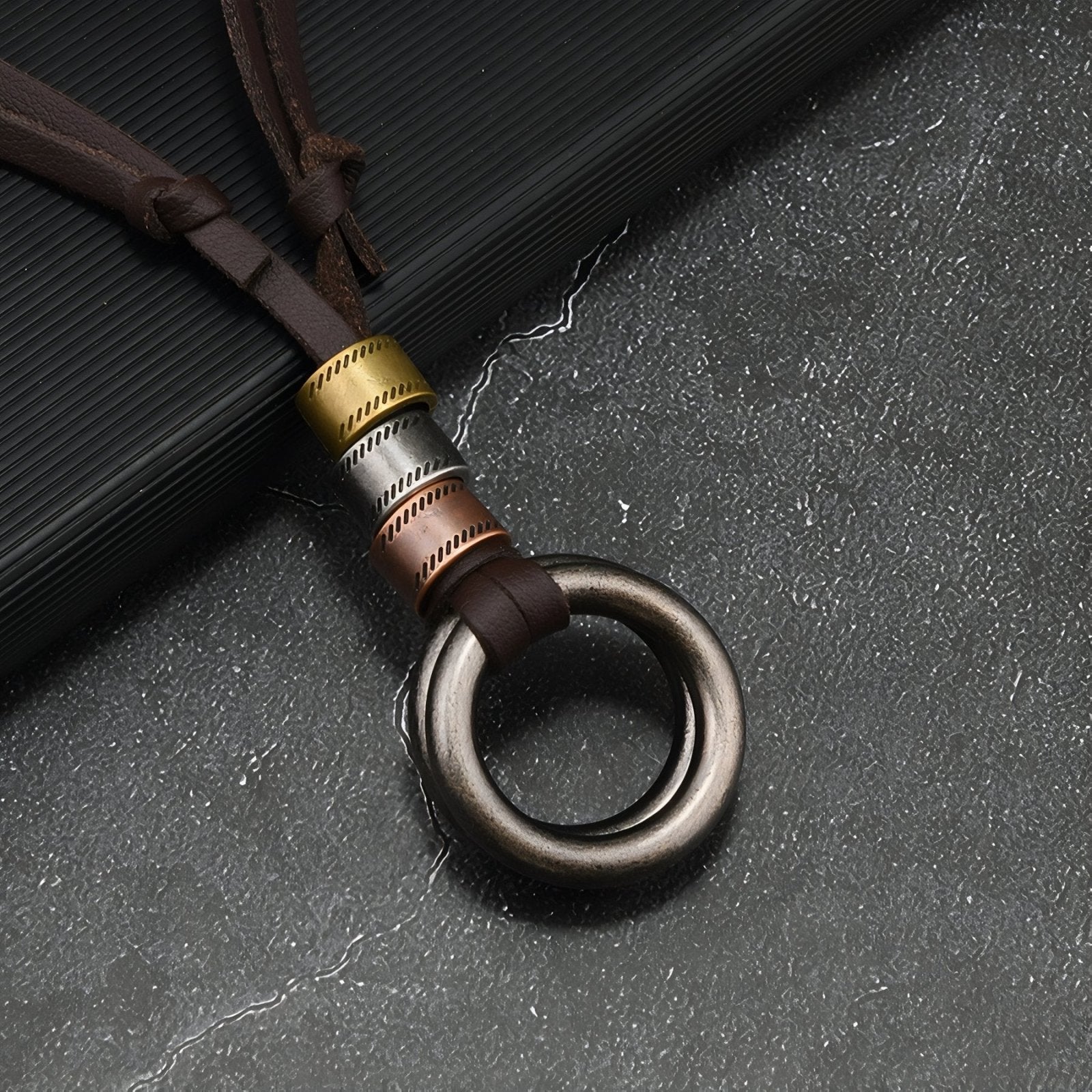 Collier mixte en cuir marron, pendentif anneaux en métal vintage, style ethnique et bohème