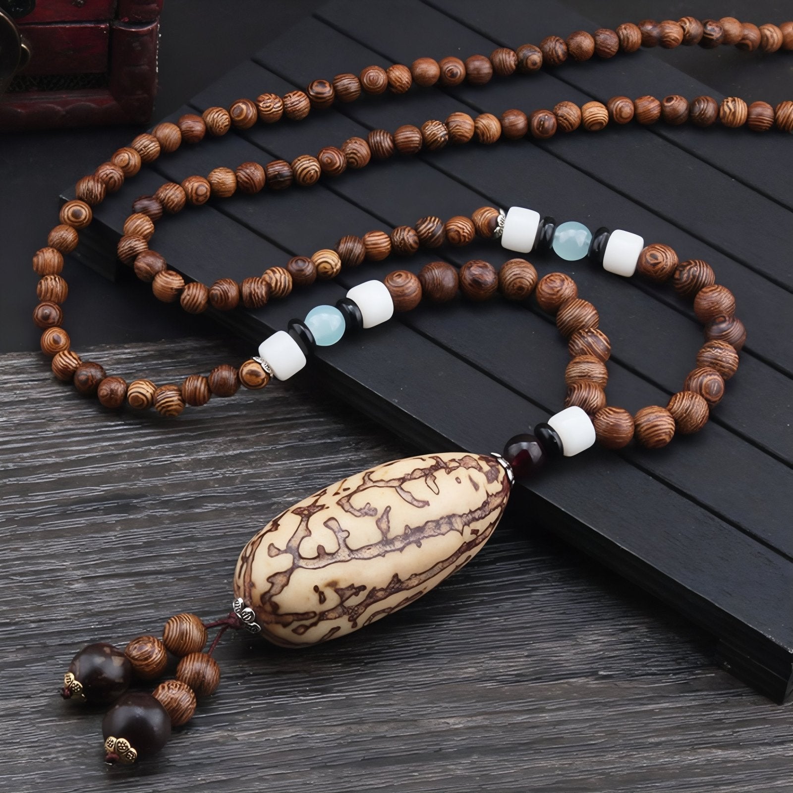 Collier mixte en perles de bois naturel, avec pendentif Bodhi et résine, style artisanale