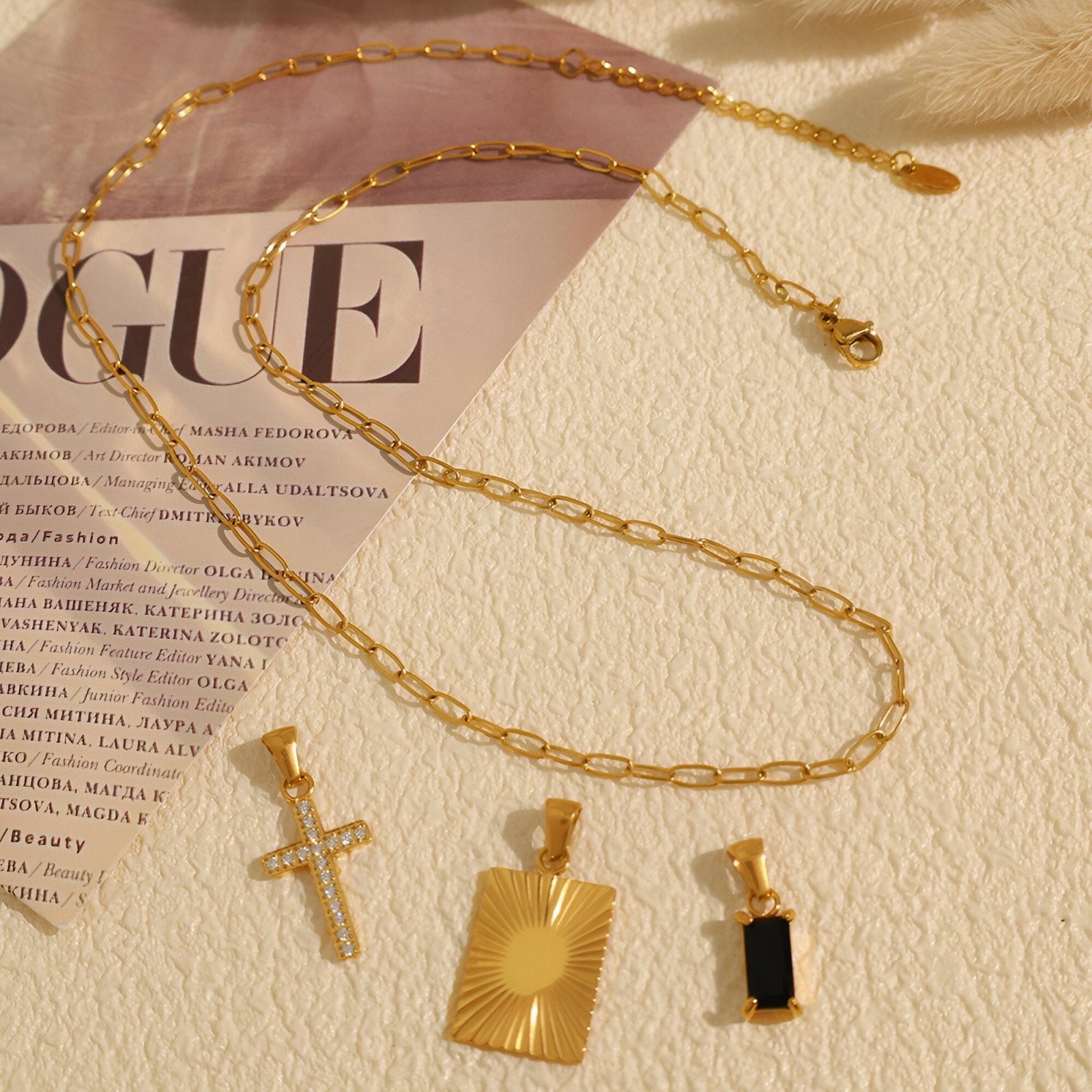 Collier moderne multi - pendentifs doré, croix zircon et pierre noire, en acier titane, modèle Vesper