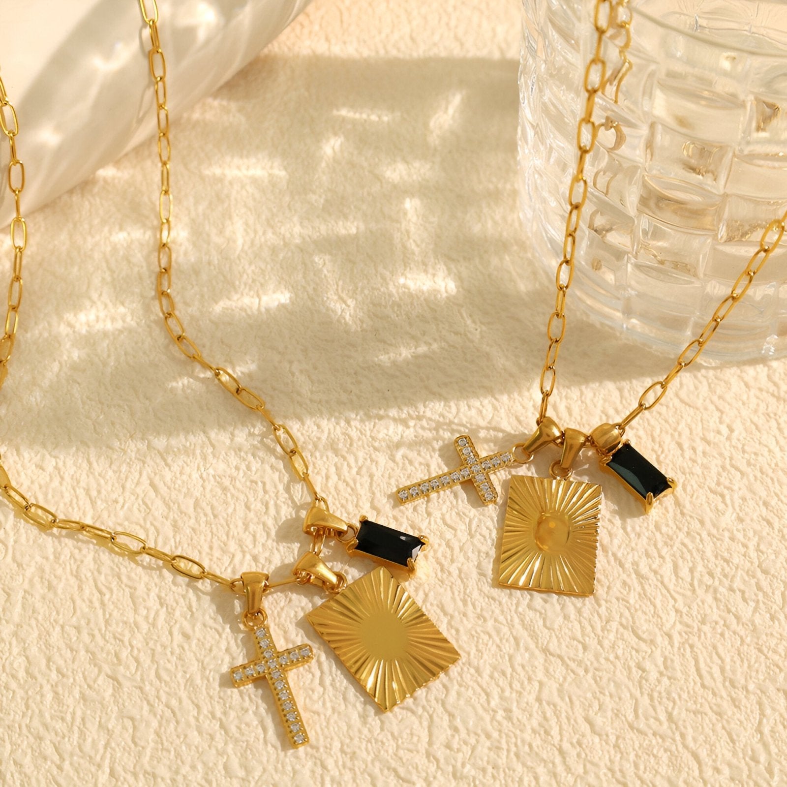 Collier moderne multi - pendentifs doré, croix zircon et pierre noire, en acier titane, modèle Vesper